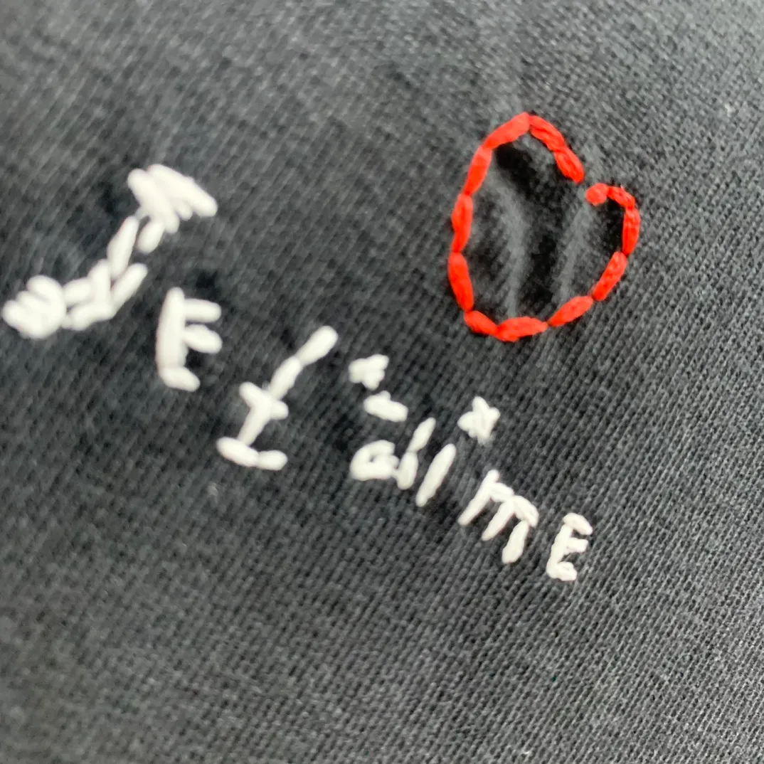 The top tried and tested version of BALENCIAGA's "Tanabata Little Love" printed short-sleeved T-shirt with the same style of male and female couple stars. The front is decorated with ie t'aime artwork embroidery | The lower back is decorated with brand logo embroidery | Distressed effect. Combed cotton has better durability than cotton. Combed cotton fabrics are durable and washable. They use better quality cotton, so the fabrics are not prone to pilling.  The new plate-making process that imitates hand embroidery has the rough feel of hand embroidery, and the stitching method is adjusted according to the original pattern. After embroidery, the stitching technique is imitated by hand embroidery, and the smooth curves highlight the embroidery effect.  The main body of the logo pattern is precision stitched; the embroidery is very fine and dense. Linen embroidery thread is used combined with dense processing to increase the three-dimensional effect, and the embroidery body has a subtle matte visual texture. Color: red black white P:260 Size: S--XL