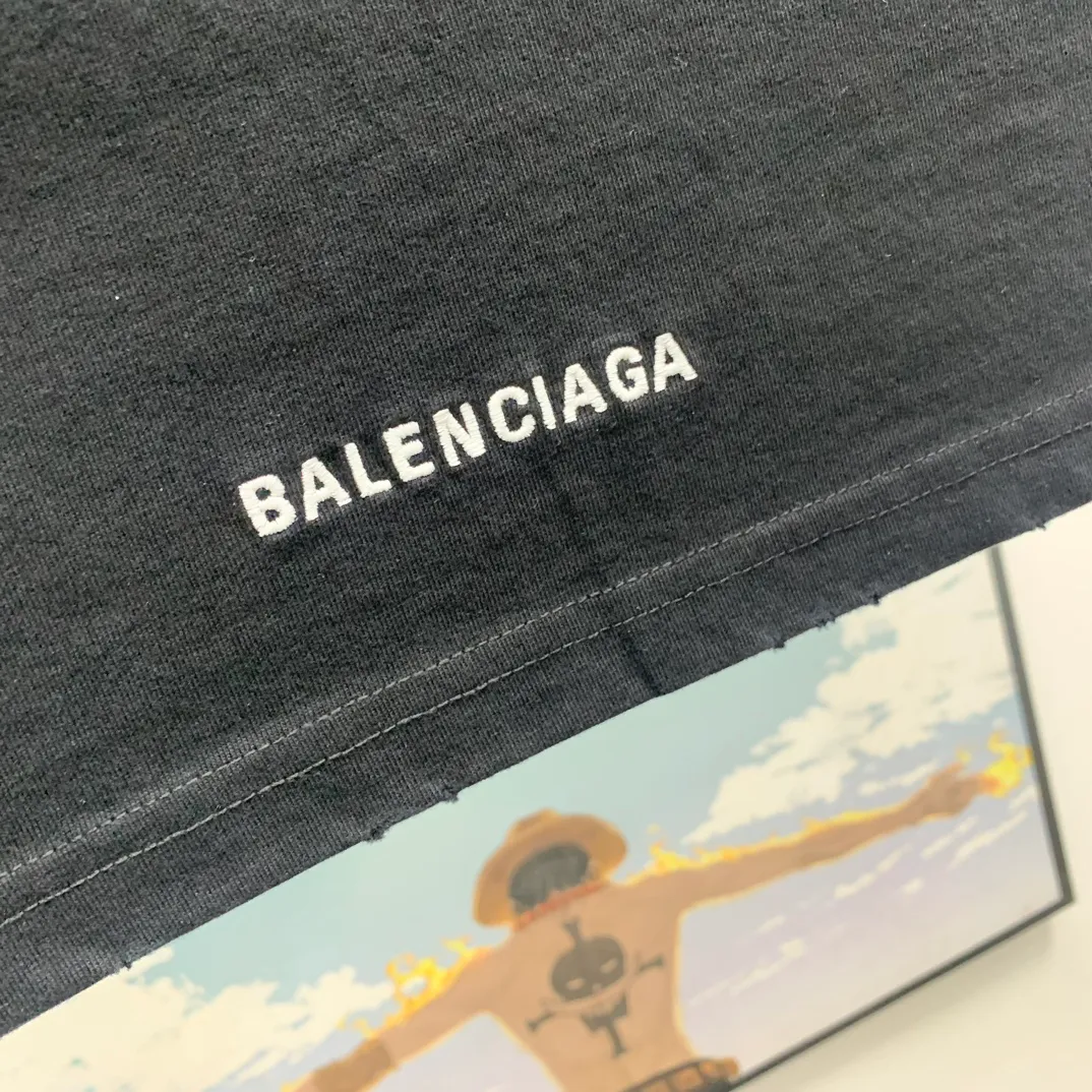 The top tried and tested version of BALENCIAGA's "Tanabata Little Love" printed short-sleeved T-shirt with the same style of male and female couple stars. The front is decorated with ie t'aime artwork embroidery | The lower back is decorated with brand logo embroidery | Distressed effect. Combed cotton has better durability than cotton. Combed cotton fabrics are durable and washable. They use better quality cotton, so the fabrics are not prone to pilling.  The new plate-making process that imitates hand embroidery has the rough feel of hand embroidery, and the stitching method is adjusted according to the original pattern. After embroidery, the stitching technique is imitated by hand embroidery, and the smooth curves highlight the embroidery effect.  The main body of the logo pattern is precision stitched; the embroidery is very fine and dense. Linen embroidery thread is used combined with dense processing to increase the three-dimensional effect, and the embroidery body has a subtle matte visual texture. Color: red black white P:260 Size: S--XL