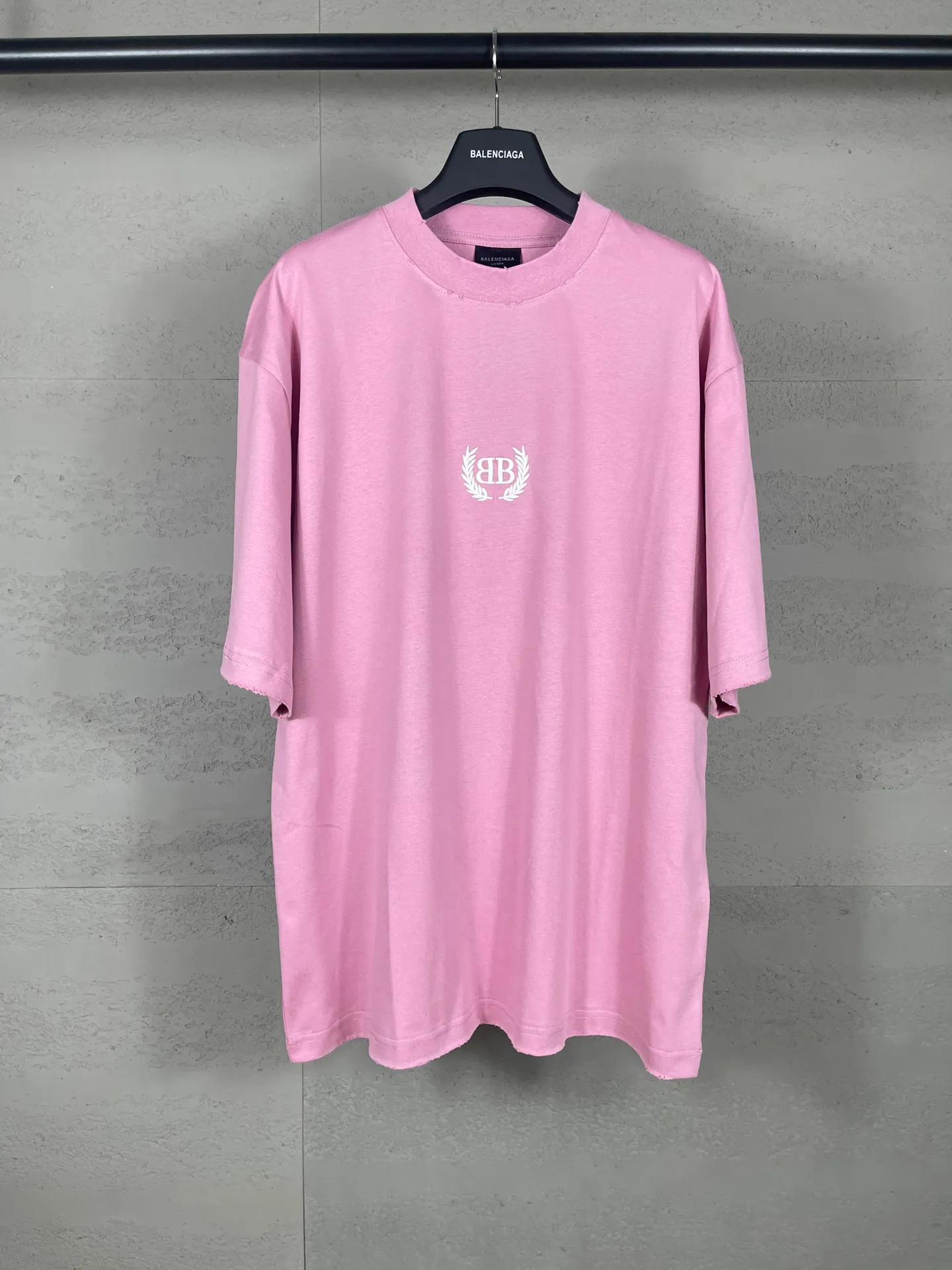 🅿️180 real photos [Top version. Official website quality] BALENCI*GA/Paris #2025 new style washed short-sleeved T-shirt with wheat ear letters LOGO embroidered on the chest, ready-to-wear washed, full of design. Welcome to compare. The fabric is made of Paris ZP custom-woven and dyed cotton double yarn, weight 260 grams, clean cloth surface. Clear texture, soft and comfortable. The threads are dyed with no color difference. The classic letter LOGO is embroidered with imported Tajima embroidery machine. The effect is three-dimensional. Restore the brick cabinet, adopt OS loose shoulder style. Same style for men and women. Code: BL253663 Color: washed black, lake blue, pink, white Size: XS S M L