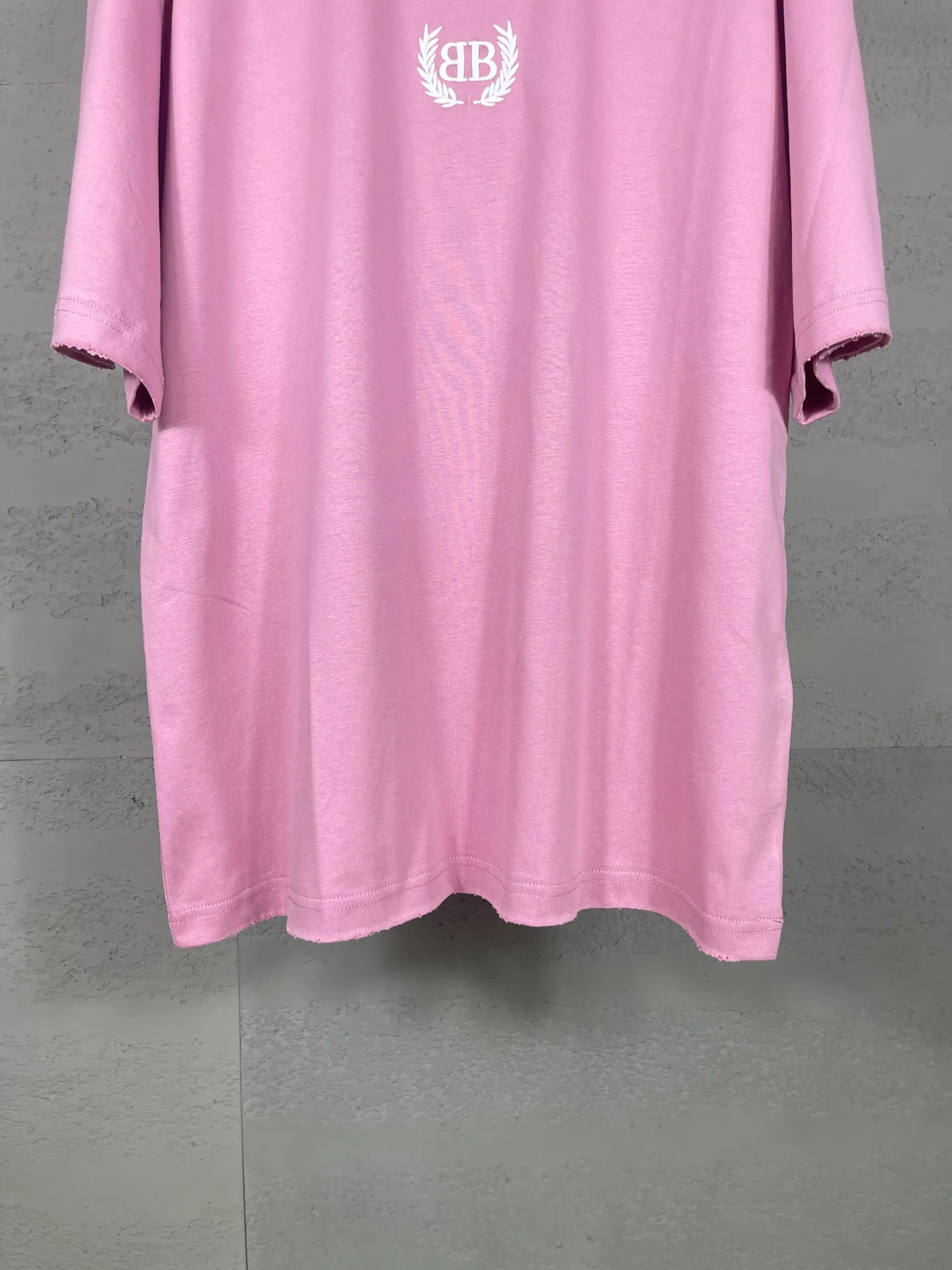🅿️180 real photos [Top version. Official website quality] BALENCI*GA/Paris #2025 new style washed short-sleeved T-shirt with wheat ear letters LOGO embroidered on the chest, ready-to-wear washed, full of design. Welcome to compare. The fabric is made of Paris ZP custom-woven and dyed cotton double yarn, weight 260 grams, clean cloth surface. Clear texture, soft and comfortable. The threads are dyed with no color difference. The classic letter LOGO is embroidered with imported Tajima embroidery machine. The effect is three-dimensional. Restore the brick cabinet, adopt OS loose shoulder style. Same style for men and women. Code: BL253663 Color: washed black, lake blue, pink, white Size: XS S M L