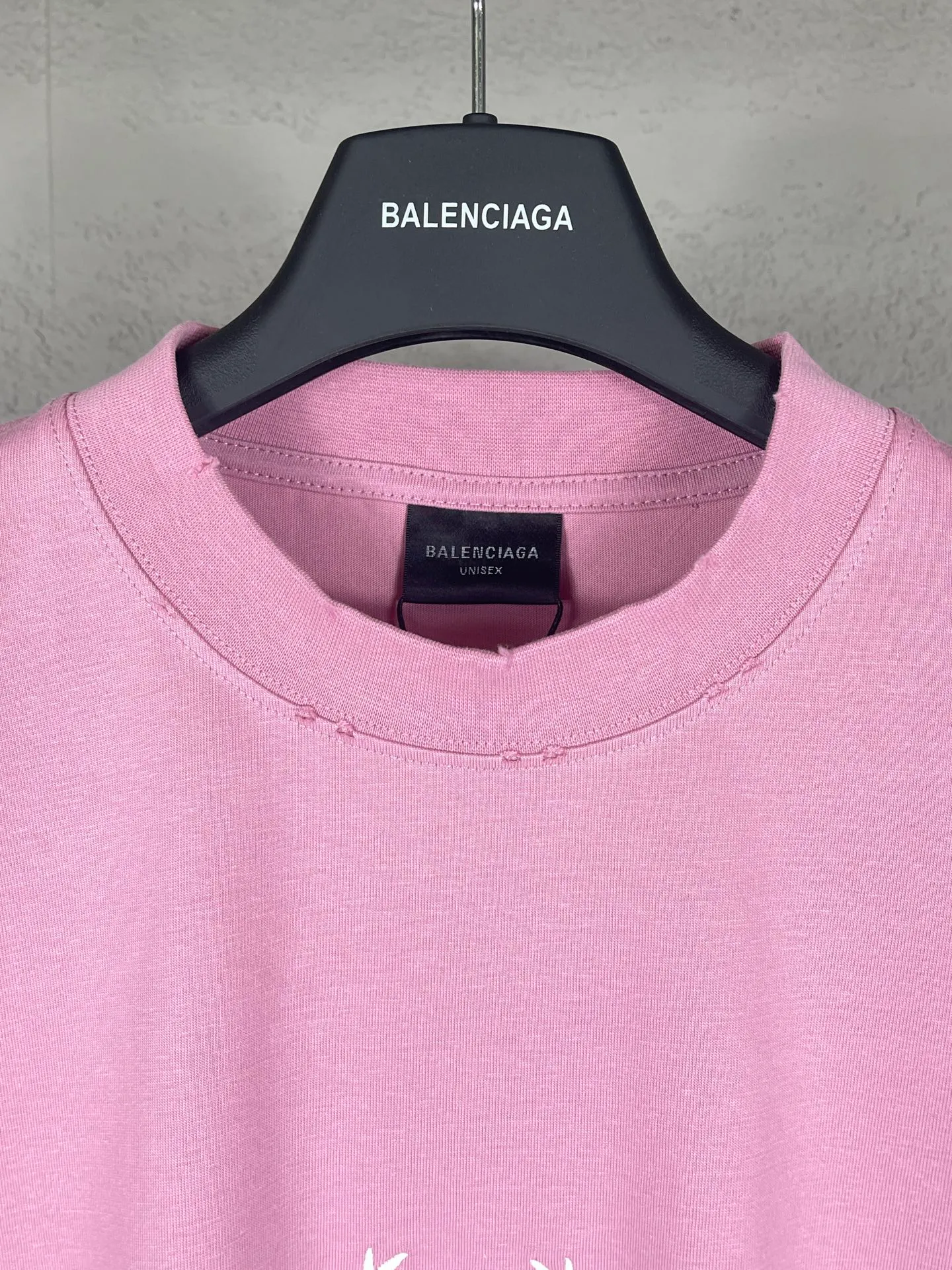 🅿️180 real photos [Top version. Official website quality] BALENCI*GA/Paris #2025 new style washed short-sleeved T-shirt with wheat ear letters LOGO embroidered on the chest, ready-to-wear washed, full of design. Welcome to compare. The fabric is made of Paris ZP custom-woven and dyed cotton double yarn, weight 260 grams, clean cloth surface. Clear texture, soft and comfortable. The threads are dyed with no color difference. The classic letter LOGO is embroidered with imported Tajima embroidery machine. The effect is three-dimensional. Restore the brick cabinet, adopt OS loose shoulder style. Same style for men and women. Code: BL253663 Color: washed black, lake blue, pink, white Size: XS S M L