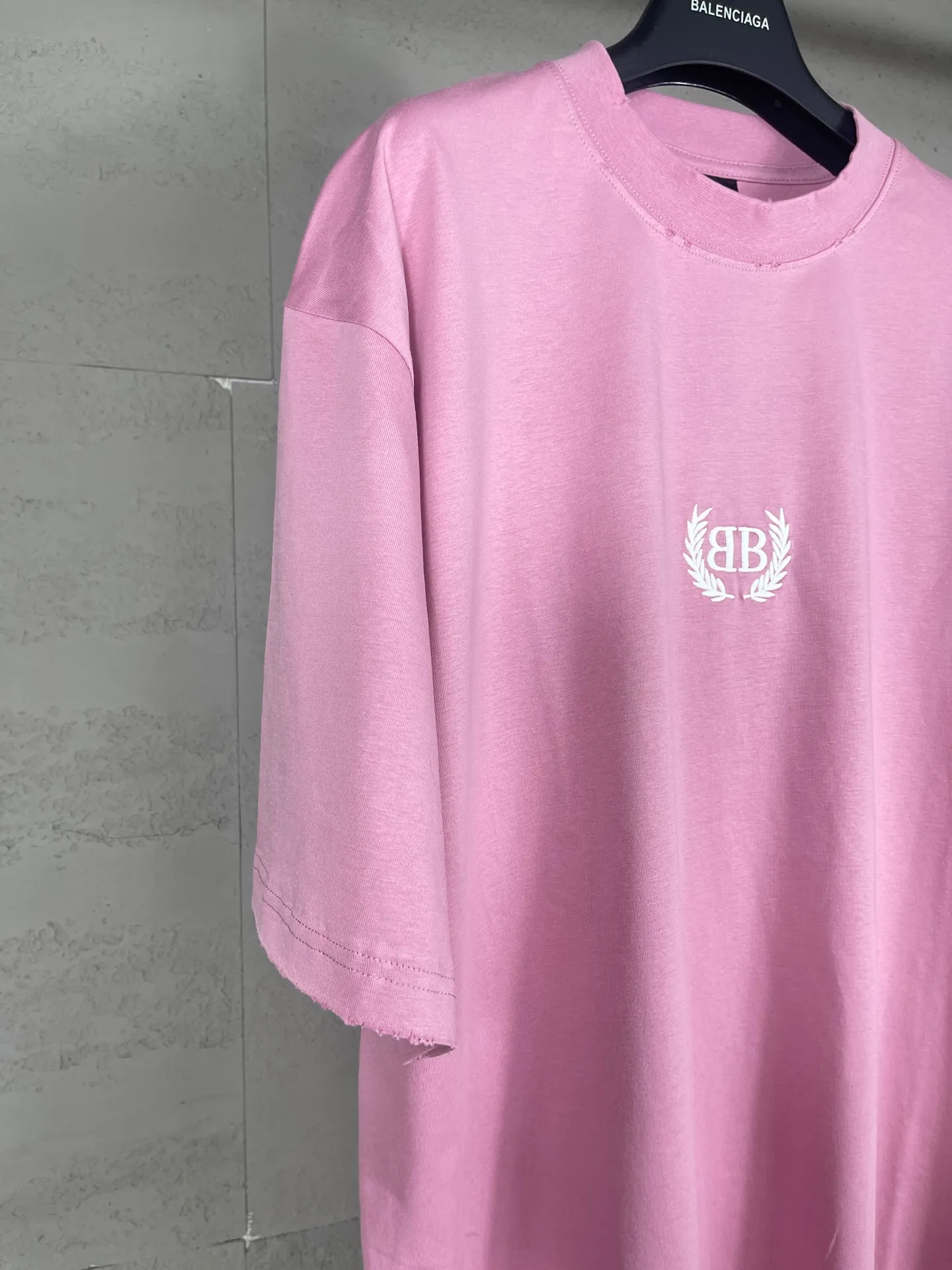 🅿️180 real photos [Top version. Official website quality] BALENCI*GA/Paris #2025 new style washed short-sleeved T-shirt with wheat ear letters LOGO embroidered on the chest, ready-to-wear washed, full of design. Welcome to compare. The fabric is made of Paris ZP custom-woven and dyed cotton double yarn, weight 260 grams, clean cloth surface. Clear texture, soft and comfortable. The threads are dyed with no color difference. The classic letter LOGO is embroidered with imported Tajima embroidery machine. The effect is three-dimensional. Restore the brick cabinet, adopt OS loose shoulder style. Same style for men and women. Code: BL253663 Color: washed black, lake blue, pink, white Size: XS S M L