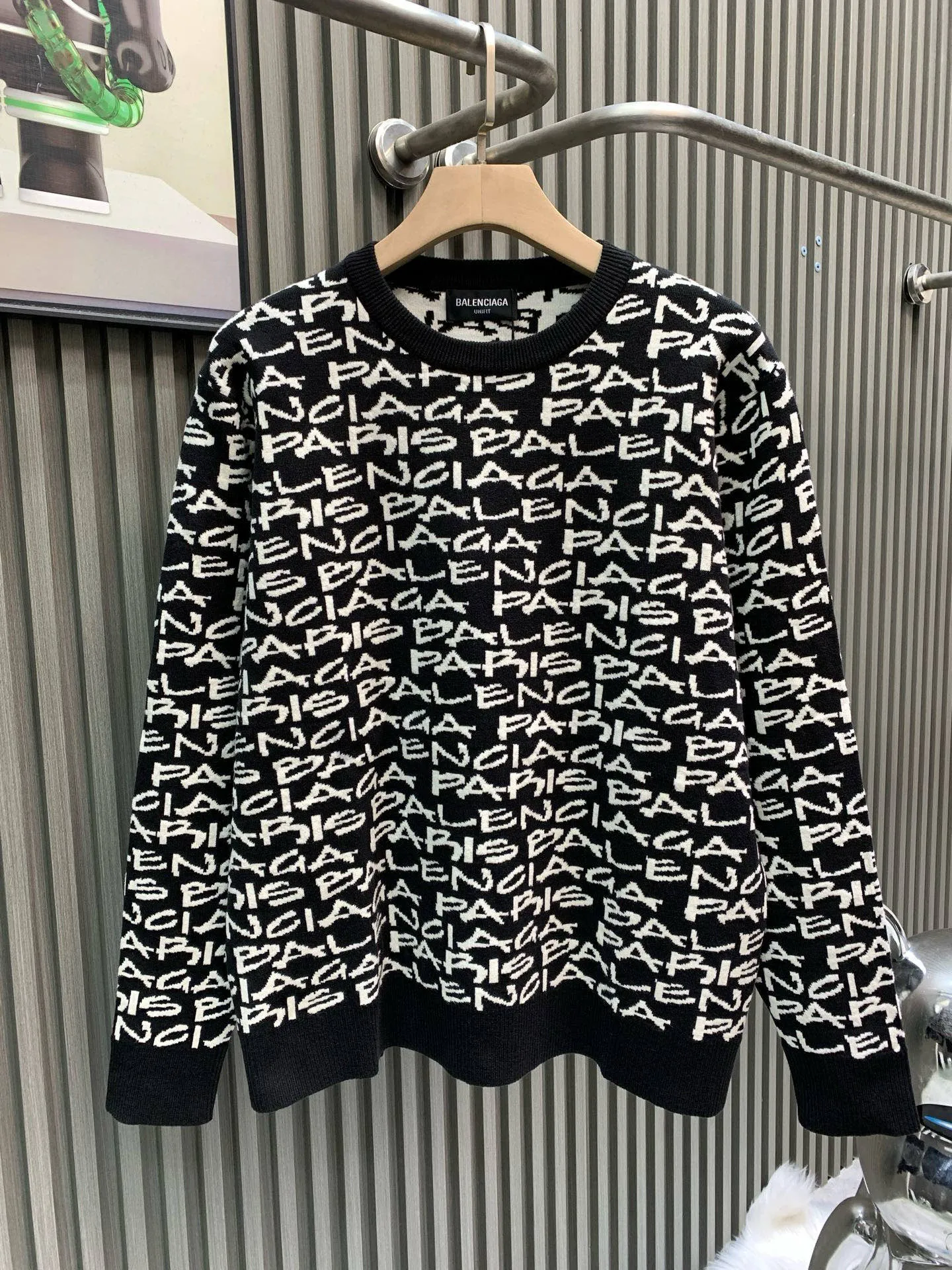 🅿️370 🀄️ Balenciaga Paris all-over jacquard crew neck sweater, originally purchased for 13,500, custom-dyed yarn 80% cashmere 20% wool blended three yarns twisted into strands. The jacquard part of the yarn is woven in various colors. It is made of imported German Stor fabric pieces. Imported 7-needle jacquard craft yarn is clear and textured. There is obvious wool fiber on the surface. Special hemless design It perfectly matches the black and gold upper body. The whole body is covered with jacquard. Every letter is in position to distinguish the wrong version on the market.