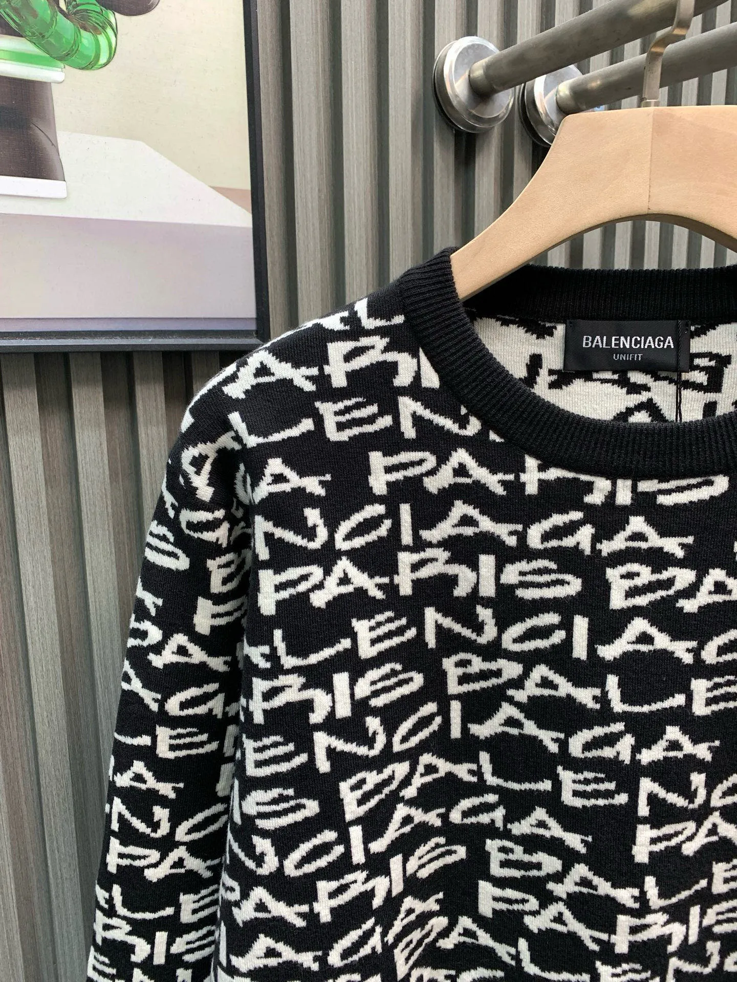 🅿️370 🀄️ Balenciaga Paris all-over jacquard crew neck sweater, originally purchased for 13,500, custom-dyed yarn 80% cashmere 20% wool blended three yarns twisted into strands. The jacquard part of the yarn is woven in various colors. It is made of imported German Stor fabric pieces. Imported 7-needle jacquard craft yarn is clear and textured. There is obvious wool fiber on the surface. Special hemless design It perfectly matches the black and gold upper body. The whole body is covered with jacquard. Every letter is in position to distinguish the wrong version on the market.