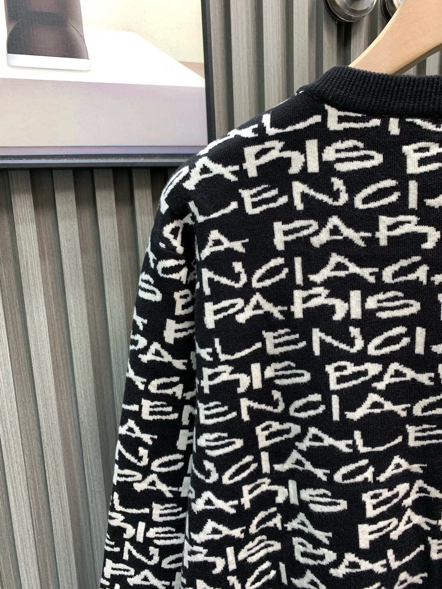 🅿️370 🀄️ Balenciaga Paris all-over jacquard crew neck sweater, originally purchased for 13,500, custom-dyed yarn 80% cashmere 20% wool blended three yarns twisted into strands. The jacquard part of the yarn is woven in various colors. It is made of imported German Stor fabric pieces. Imported 7-needle jacquard craft yarn is clear and textured. There is obvious wool fiber on the surface. Special hemless design It perfectly matches the black and gold upper body. The whole body is covered with jacquard. Every letter is in position to distinguish the wrong version on the market.