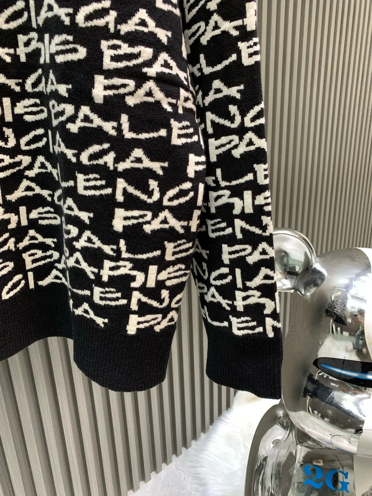 🅿️370 🀄️ Balenciaga Paris all-over jacquard crew neck sweater, originally purchased for 13,500, custom-dyed yarn 80% cashmere 20% wool blended three yarns twisted into strands. The jacquard part of the yarn is woven in various colors. It is made of imported German Stor fabric pieces. Imported 7-needle jacquard craft yarn is clear and textured. There is obvious wool fiber on the surface. Special hemless design It perfectly matches the black and gold upper body. The whole body is covered with jacquard. Every letter is in position to distinguish the wrong version on the market.