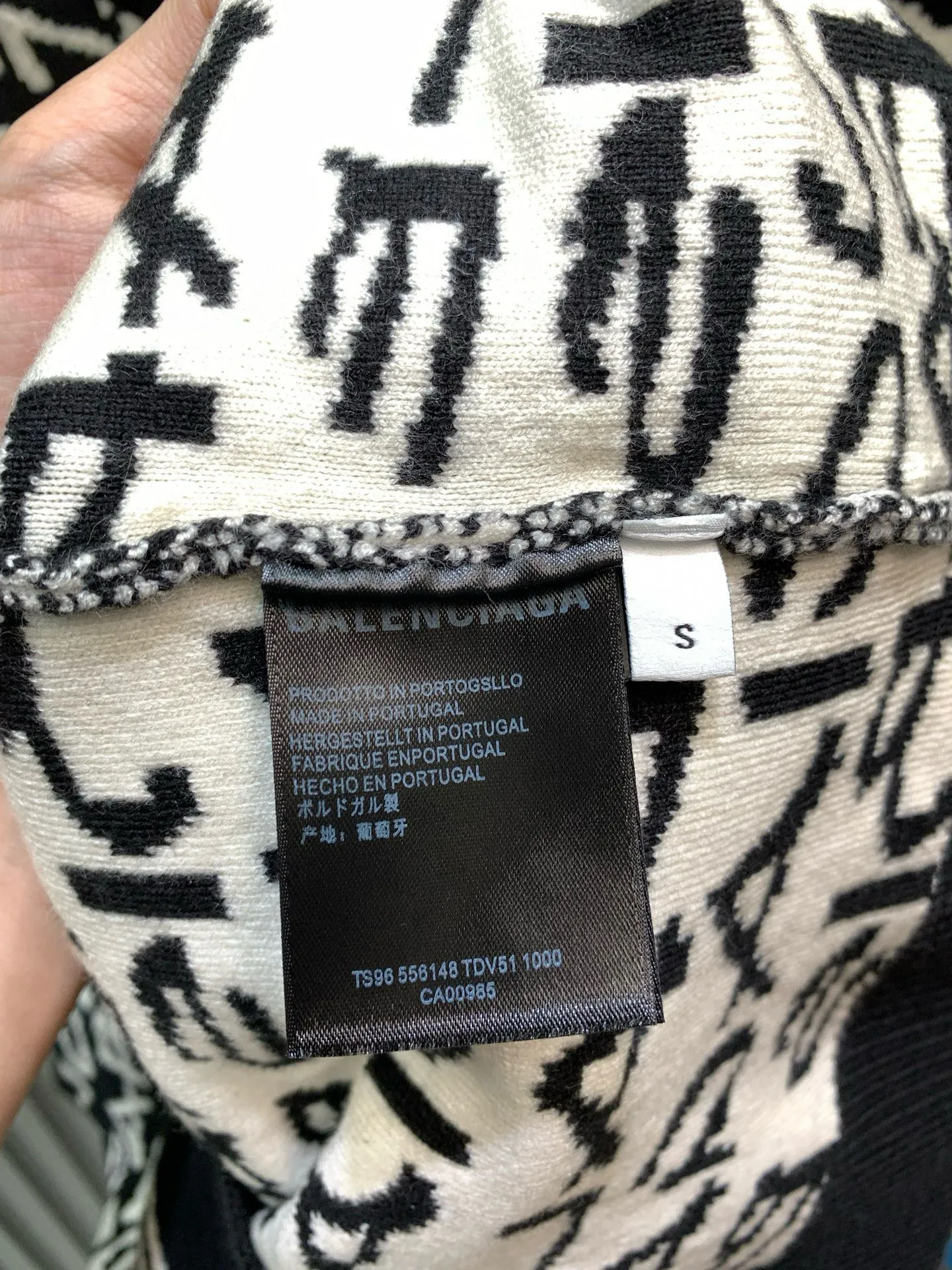 🅿️370 🀄️ Balenciaga Paris all-over jacquard crew neck sweater, originally purchased for 13,500, custom-dyed yarn 80% cashmere 20% wool blended three yarns twisted into strands. The jacquard part of the yarn is woven in various colors. It is made of imported German Stor fabric pieces. Imported 7-needle jacquard craft yarn is clear and textured. There is obvious wool fiber on the surface. Special hemless design It perfectly matches the black and gold upper body. The whole body is covered with jacquard. Every letter is in position to distinguish the wrong version on the market.