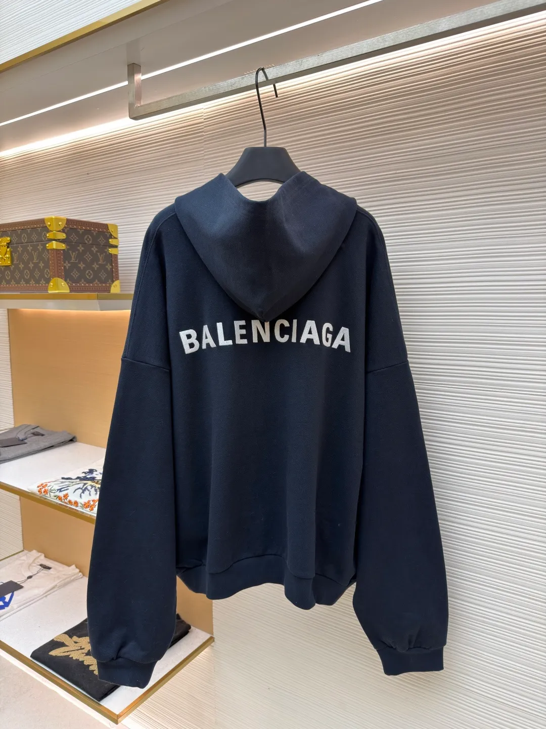 Balenciaga hooded letter embroidered long-sleeved sweatshirt ●Original version: Purchased and developed for 9200 ●Item number: 1681984-A75 ●Material: terry sweatshirt fabric ●Technology: embroidery production ●Color: royal blue ●Version: Loose fit ●Weight: about 865 grams ●Size: S-M-L ●Description: Made of 380g double yarn cotton blended fabric, pre-shrunk, soft to the touch and not easily deformed. The neckline has a semi-open V-shaped design and is matched with the same material hemming process to avoid pilling when worn on and off. The brand logo on the chest uses environmentally friendly offset printing technology. The ink is thin and has strong adhesion, and it is not easy to crack after repeated washing. The body of the garment is three-dimensionally cut, with dropped shoulders. The sleeves and body are joined by overlock stitching of the same color, leaving no ends exposed on the inside. The hem and cuffs are made of high-elastic rib material, which has good resilience and is not easy to loosen. The overall stitching adopts 3cm/12-needle precision routing, and the seams are reinforced to take into account the stiffness and wearing comfort. The overall wiring is straight and delicate, the fabric is comfortable and soft, and the color is consistent without color difference. It can be matched with the same style to create a fashionable look and control various occasions. Customized accessories, complete with three standards, same style for men and women!