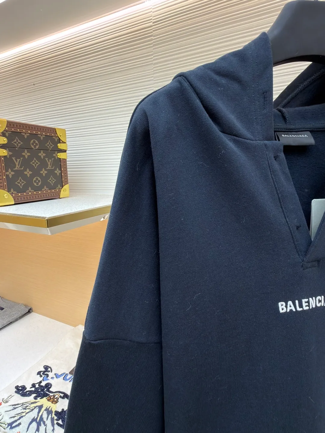 Balenciaga hooded letter embroidered long-sleeved sweatshirt ●Original version: Purchased and developed for 9200 ●Item number: 1681984-A75 ●Material: terry sweatshirt fabric ●Technology: embroidery production ●Color: royal blue ●Version: Loose fit ●Weight: about 865 grams ●Size: S-M-L ●Description: Made of 380g double yarn cotton blended fabric, pre-shrunk, soft to the touch and not easily deformed. The neckline has a semi-open V-shaped design and is matched with the same material hemming process to avoid pilling when worn on and off. The brand logo on the chest uses environmentally friendly offset printing technology. The ink is thin and has strong adhesion, and it is not easy to crack after repeated washing. The body of the garment is three-dimensionally cut, with dropped shoulders. The sleeves and body are joined by overlock stitching of the same color, leaving no ends exposed on the inside. The hem and cuffs are made of high-elastic rib material, which has good resilience and is not easy to loosen. The overall stitching adopts 3cm/12-needle precision routing, and the seams are reinforced to take into account the stiffness and wearing comfort. The overall wiring is straight and delicate, the fabric is comfortable and soft, and the color is consistent without color difference. It can be matched with the same style to create a fashionable look and control various occasions. Customized accessories, complete with three standards, same style for men and women!