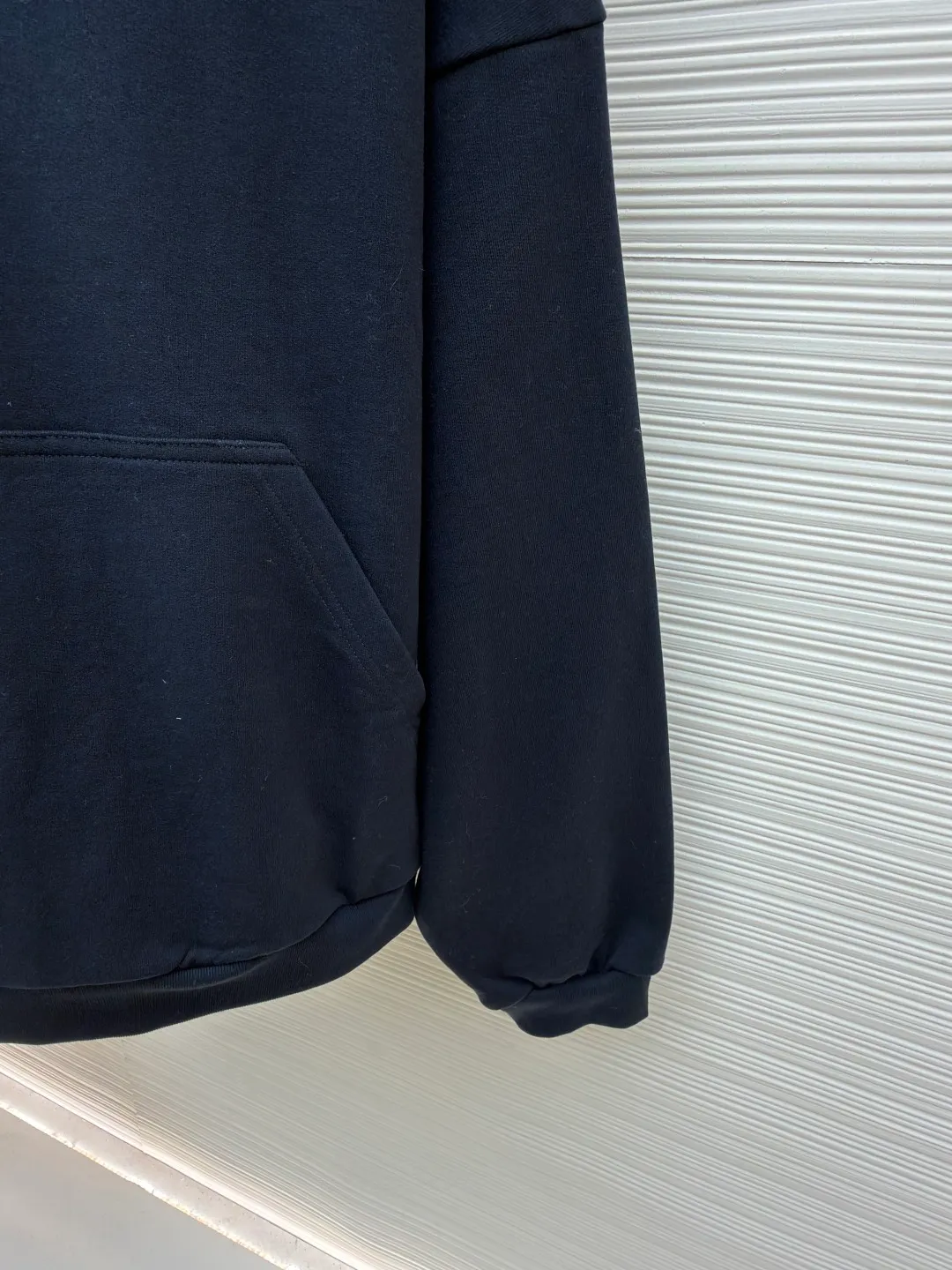 Balenciaga hooded letter embroidered long-sleeved sweatshirt ●Original version: Purchased and developed for 9200 ●Item number: 1681984-A75 ●Material: terry sweatshirt fabric ●Technology: embroidery production ●Color: royal blue ●Version: Loose fit ●Weight: about 865 grams ●Size: S-M-L ●Description: Made of 380g double yarn cotton blended fabric, pre-shrunk, soft to the touch and not easily deformed. The neckline has a semi-open V-shaped design and is matched with the same material hemming process to avoid pilling when worn on and off. The brand logo on the chest uses environmentally friendly offset printing technology. The ink is thin and has strong adhesion, and it is not easy to crack after repeated washing. The body of the garment is three-dimensionally cut, with dropped shoulders. The sleeves and body are joined by overlock stitching of the same color, leaving no ends exposed on the inside. The hem and cuffs are made of high-elastic rib material, which has good resilience and is not easy to loosen. The overall stitching adopts 3cm/12-needle precision routing, and the seams are reinforced to take into account the stiffness and wearing comfort. The overall wiring is straight and delicate, the fabric is comfortable and soft, and the color is consistent without color difference. It can be matched with the same style to create a fashionable look and control various occasions. Customized accessories, complete with three standards, same style for men and women!
