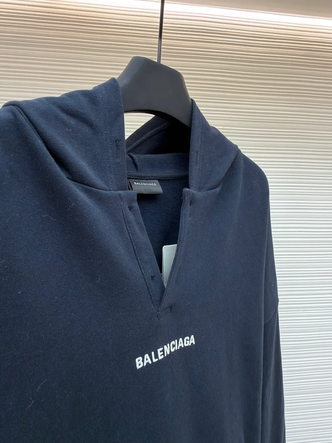 Balenciaga hooded letter embroidered long-sleeved sweatshirt ●Original version: Purchased and developed for 9200 ●Item number: 1681984-A75 ●Material: terry sweatshirt fabric ●Technology: embroidery production ●Color: royal blue ●Version: Loose fit ●Weight: about 865 grams ●Size: S-M-L ●Description: Made of 380g double yarn cotton blended fabric, pre-shrunk, soft to the touch and not easily deformed. The neckline has a semi-open V-shaped design and is matched with the same material hemming process to avoid pilling when worn on and off. The brand logo on the chest uses environmentally friendly offset printing technology. The ink is thin and has strong adhesion, and it is not easy to crack after repeated washing. The body of the garment is three-dimensionally cut, with dropped shoulders. The sleeves and body are joined by overlock stitching of the same color, leaving no ends exposed on the inside. The hem and cuffs are made of high-elastic rib material, which has good resilience and is not easy to loosen. The overall stitching adopts 3cm/12-needle precision routing, and the seams are reinforced to take into account the stiffness and wearing comfort. The overall wiring is straight and delicate, the fabric is comfortable and soft, and the color is consistent without color difference. It can be matched with the same style to create a fashionable look and control various occasions. Customized accessories, complete with three standards, same style for men and women!