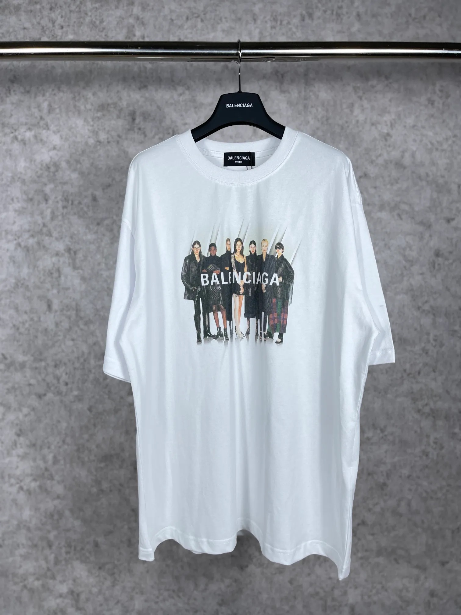 🅿️170 real photos [Top version. Official website quality] BALENCI*GA/Paris. Classic style. 22SS#BALENCI*GA# Portrait band direct-injection printed short-sleeved T-shirt. Brick cabinet synchronization. The fabric is made of Paris ZP custom-woven and dyed 100% cotton double yarn compact cotton. The weight is 260 grams, the cloth surface is clean. The cloth pattern is clear, soft and comfortable. The threads are woven and dyed with no color difference. The classic pattern is printed with Kornit direct-injection printing, which has no hand feel and a three-dimensional effect, restoring the brick cabinet. The version adopts the OS loose shoulder style. Same style for men and women. Code: BL223037 Color: black. White. Medium gray Size: XS to L