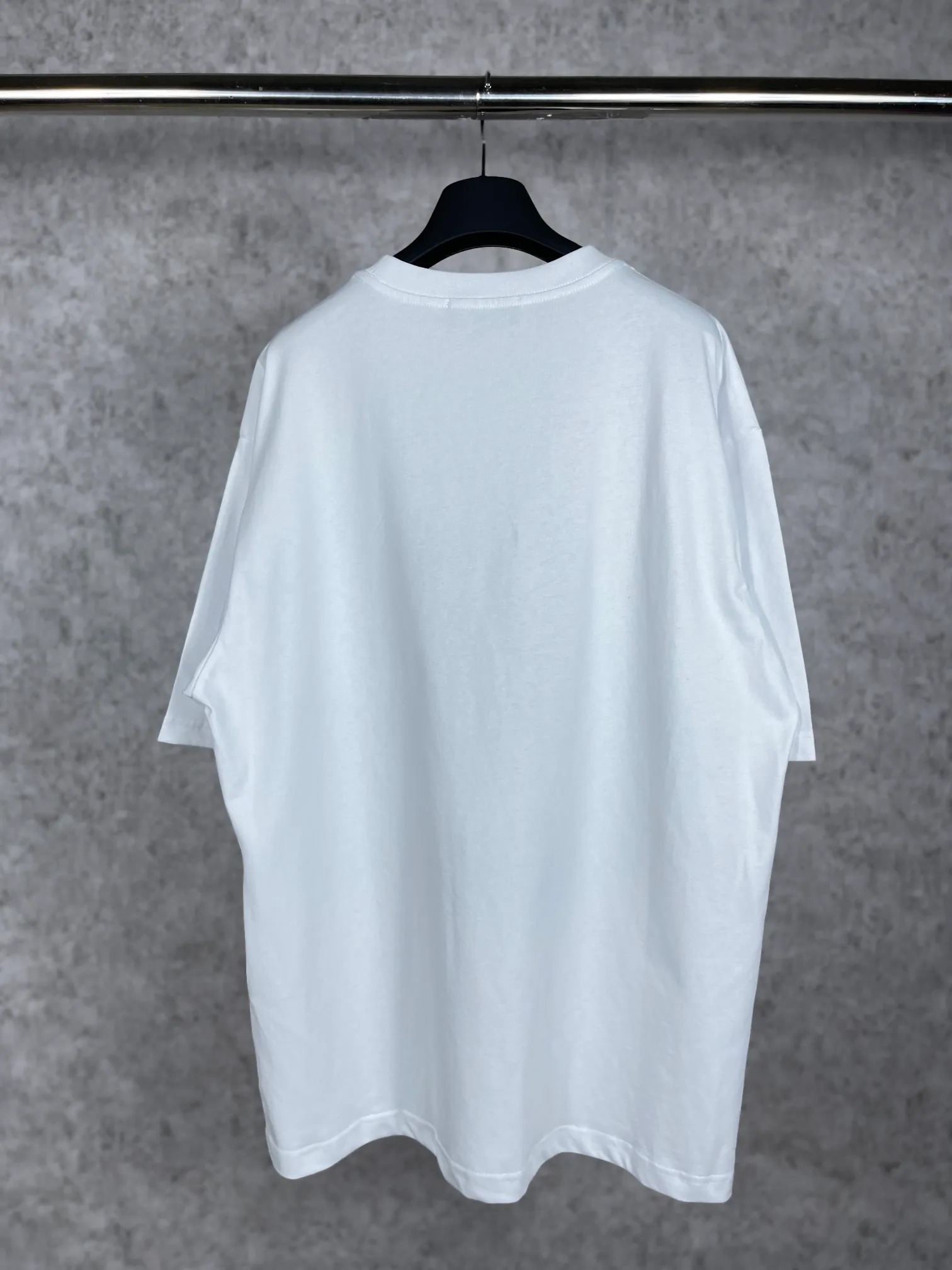 🅿️170 real photos [Top version. Official website quality] BALENCI*GA/Paris. Classic style. 22SS#BALENCI*GA# Portrait band direct-injection printed short-sleeved T-shirt. Brick cabinet synchronization. The fabric is made of Paris ZP custom-woven and dyed 100% cotton double yarn compact cotton. The weight is 260 grams, the cloth surface is clean. The cloth pattern is clear, soft and comfortable. The threads are woven and dyed with no color difference. The classic pattern is printed with Kornit direct-injection printing, which has no hand feel and a three-dimensional effect, restoring the brick cabinet. The version adopts the OS loose shoulder style. Same style for men and women. Code: BL223037 Color: black. White. Medium gray Size: XS to L