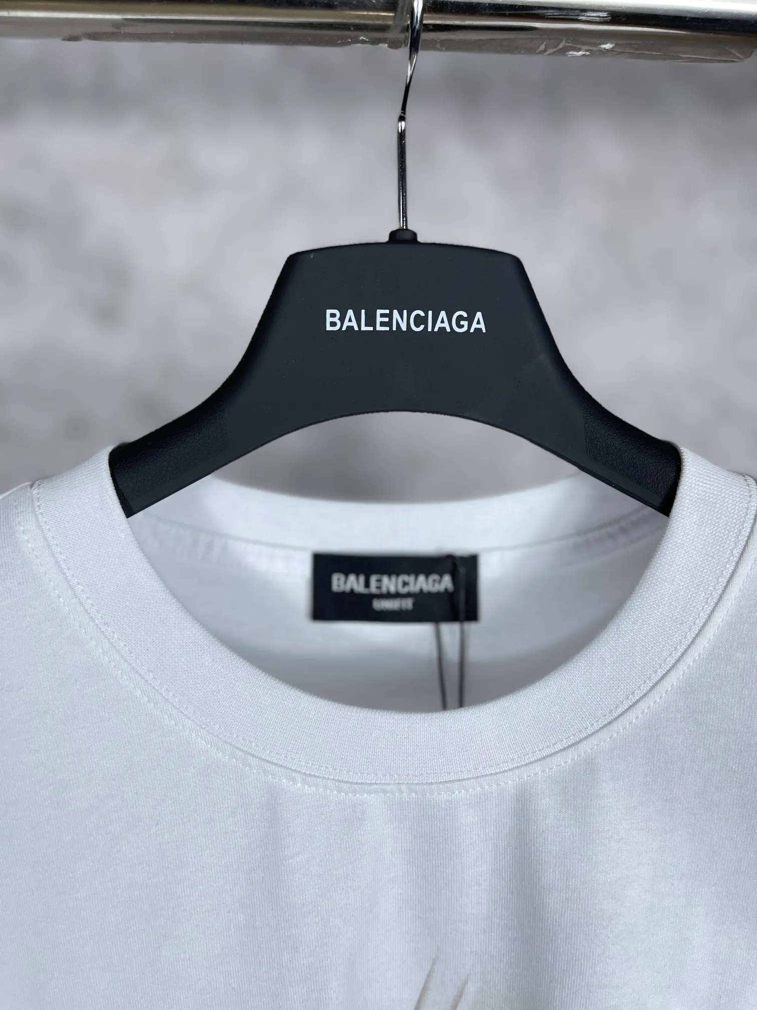 🅿️170 real photos [Top version. Official website quality] BALENCI*GA/Paris. Classic style. 22SS#BALENCI*GA# Portrait band direct-injection printed short-sleeved T-shirt. Brick cabinet synchronization. The fabric is made of Paris ZP custom-woven and dyed 100% cotton double yarn compact cotton. The weight is 260 grams, the cloth surface is clean. The cloth pattern is clear, soft and comfortable. The threads are woven and dyed with no color difference. The classic pattern is printed with Kornit direct-injection printing, which has no hand feel and a three-dimensional effect, restoring the brick cabinet. The version adopts the OS loose shoulder style. Same style for men and women. Code: BL223037 Color: black. White. Medium gray Size: XS to L