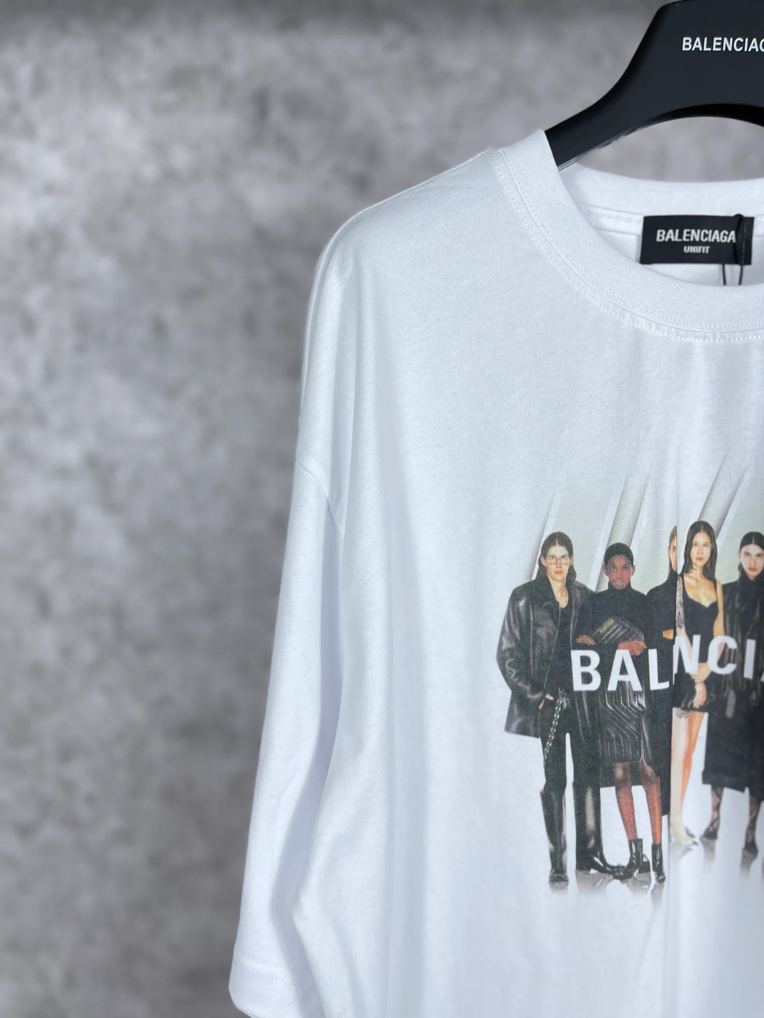 🅿️170 real photos [Top version. Official website quality] BALENCI*GA/Paris. Classic style. 22SS#BALENCI*GA# Portrait band direct-injection printed short-sleeved T-shirt. Brick cabinet synchronization. The fabric is made of Paris ZP custom-woven and dyed 100% cotton double yarn compact cotton. The weight is 260 grams, the cloth surface is clean. The cloth pattern is clear, soft and comfortable. The threads are woven and dyed with no color difference. The classic pattern is printed with Kornit direct-injection printing, which has no hand feel and a three-dimensional effect, restoring the brick cabinet. The version adopts the OS loose shoulder style. Same style for men and women. Code: BL223037 Color: black. White. Medium gray Size: XS to L