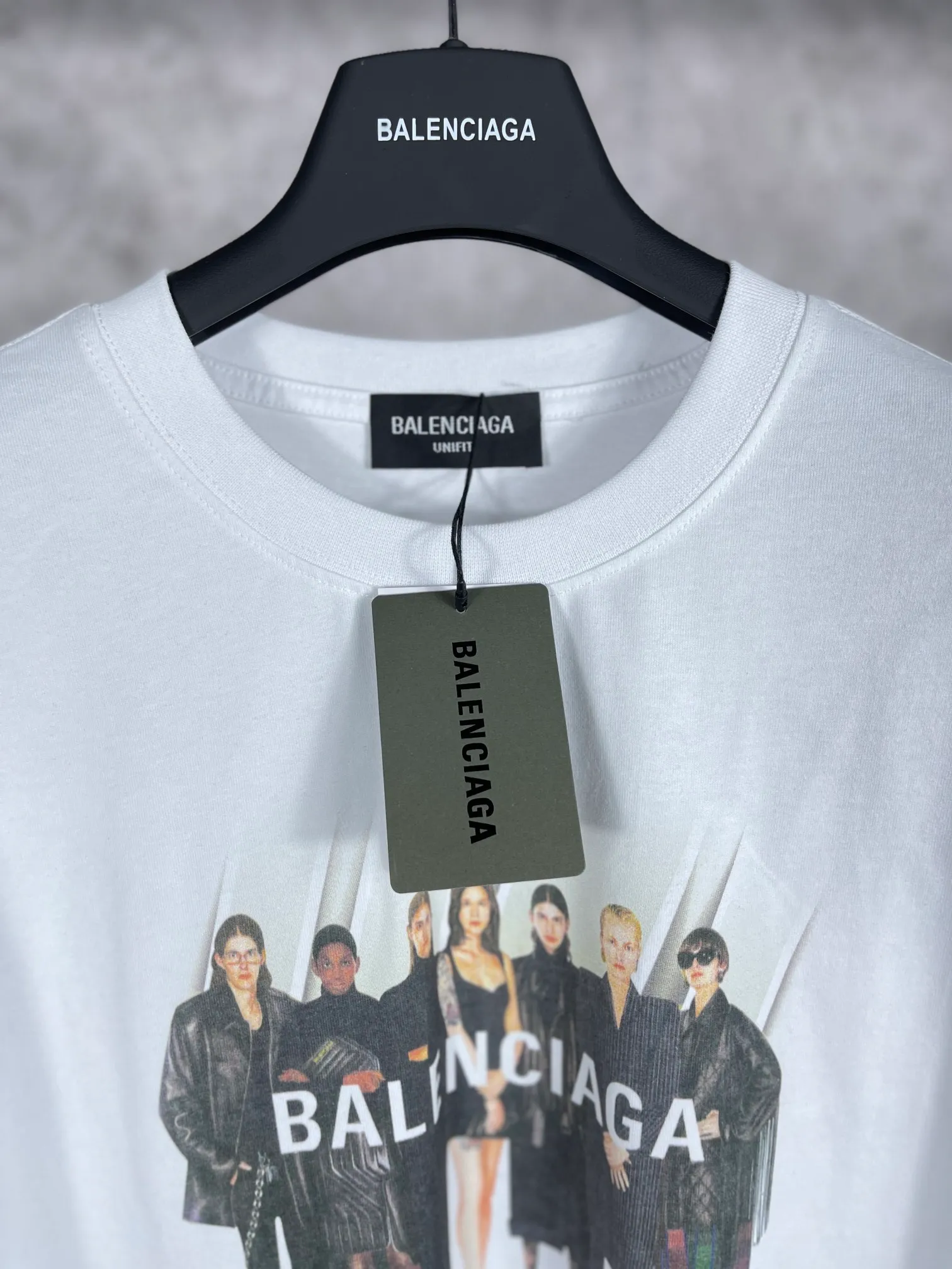 🅿️170 real photos [Top version. Official website quality] BALENCI*GA/Paris. Classic style. 22SS#BALENCI*GA# Portrait band direct-injection printed short-sleeved T-shirt. Brick cabinet synchronization. The fabric is made of Paris ZP custom-woven and dyed 100% cotton double yarn compact cotton. The weight is 260 grams, the cloth surface is clean. The cloth pattern is clear, soft and comfortable. The threads are woven and dyed with no color difference. The classic pattern is printed with Kornit direct-injection printing, which has no hand feel and a three-dimensional effect, restoring the brick cabinet. The version adopts the OS loose shoulder style. Same style for men and women. Code: BL223037 Color: black. White. Medium gray Size: XS to L
