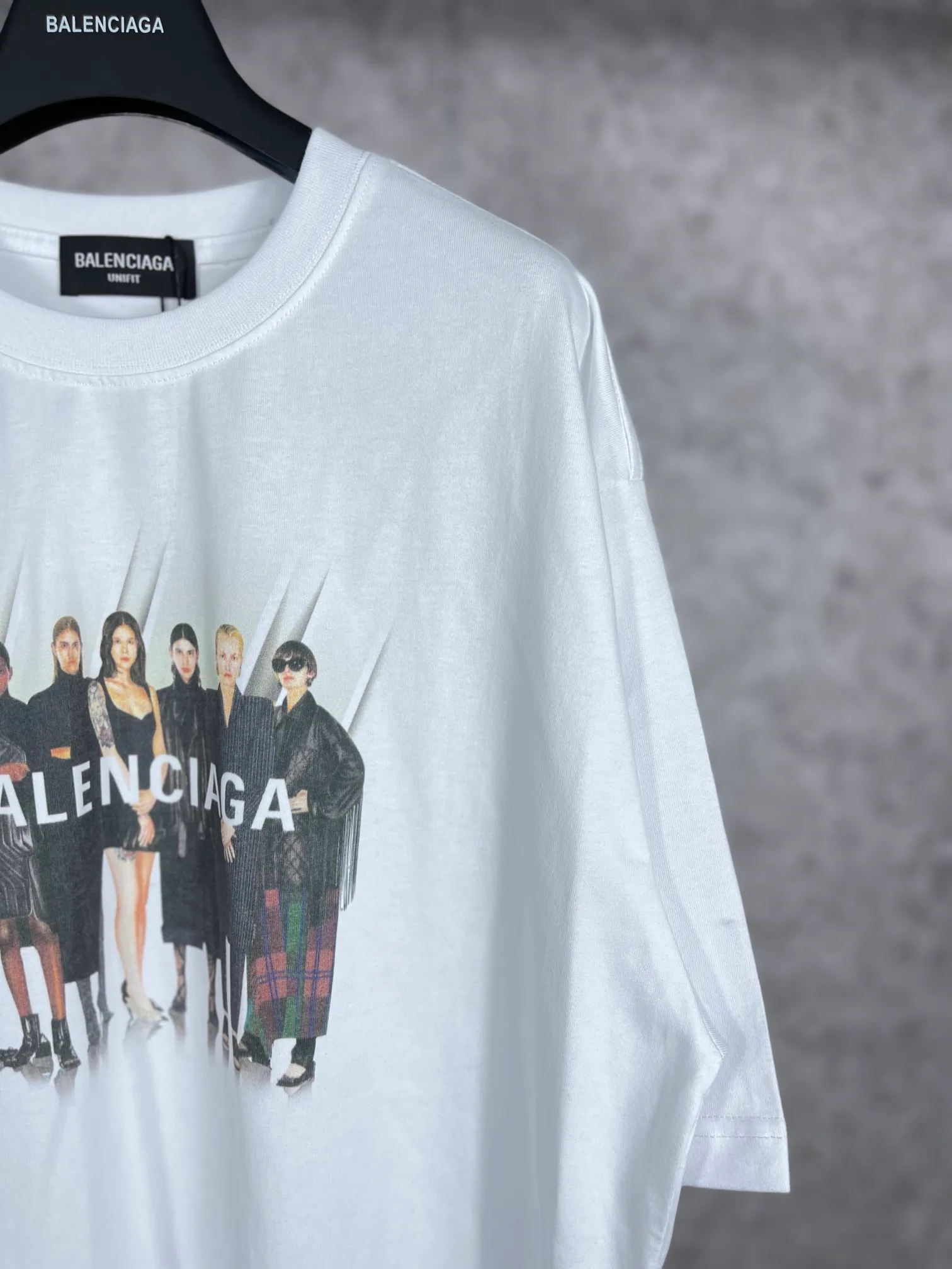 🅿️170 real photos [Top version. Official website quality] BALENCI*GA/Paris. Classic style. 22SS#BALENCI*GA# Portrait band direct-injection printed short-sleeved T-shirt. Brick cabinet synchronization. The fabric is made of Paris ZP custom-woven and dyed 100% cotton double yarn compact cotton. The weight is 260 grams, the cloth surface is clean. The cloth pattern is clear, soft and comfortable. The threads are woven and dyed with no color difference. The classic pattern is printed with Kornit direct-injection printing, which has no hand feel and a three-dimensional effect, restoring the brick cabinet. The version adopts the OS loose shoulder style. Same style for men and women. Code: BL223037 Color: black. White. Medium gray Size: XS to L