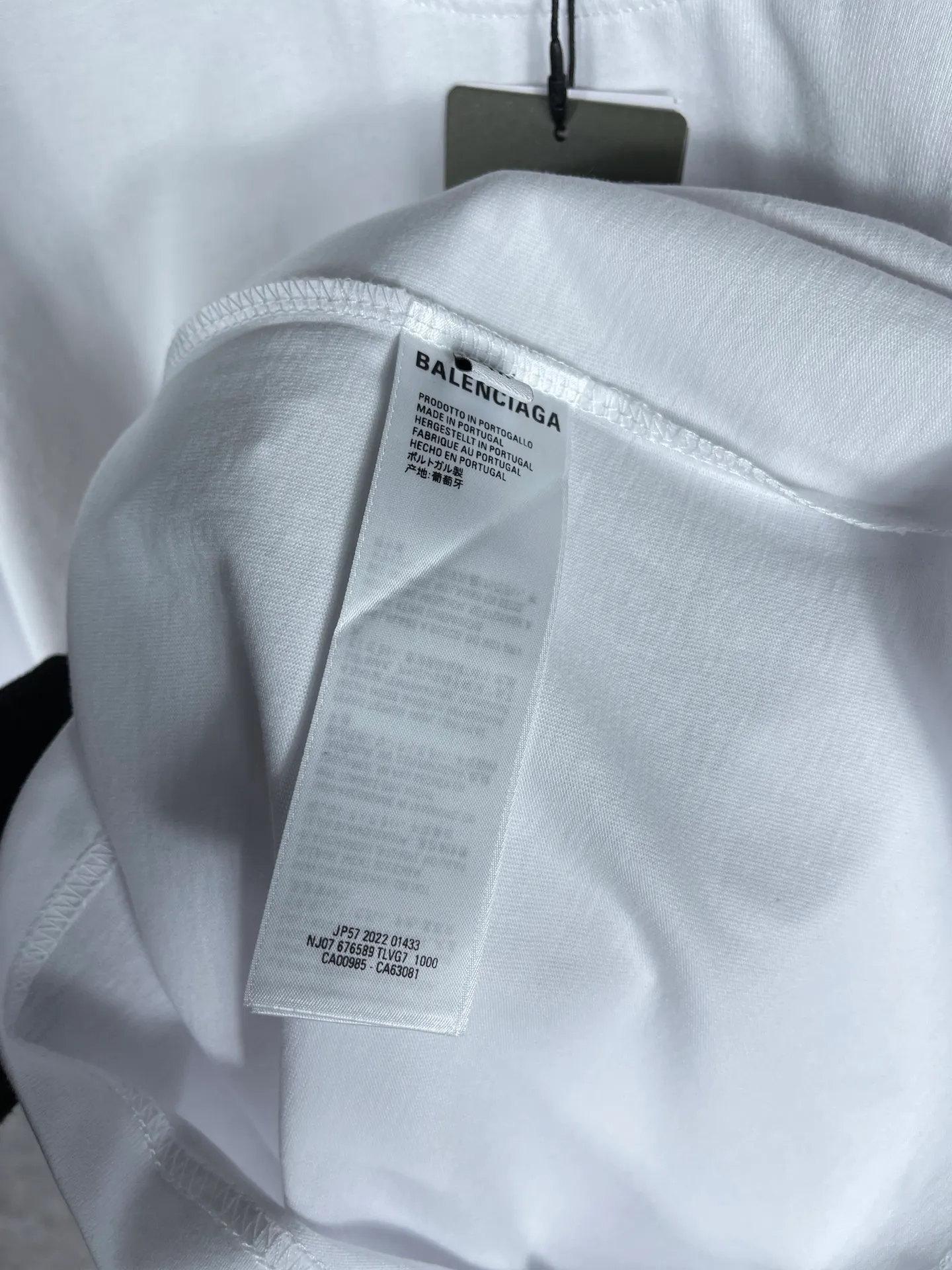 🅿️170 real photos [Top version. Official website quality] BALENCI*GA/Paris. Classic style. 22SS#BALENCI*GA# Portrait band direct-injection printed short-sleeved T-shirt. Brick cabinet synchronization. The fabric is made of Paris ZP custom-woven and dyed 100% cotton double yarn compact cotton. The weight is 260 grams, the cloth surface is clean. The cloth pattern is clear, soft and comfortable. The threads are woven and dyed with no color difference. The classic pattern is printed with Kornit direct-injection printing, which has no hand feel and a three-dimensional effect, restoring the brick cabinet. The version adopts the OS loose shoulder style. Same style for men and women. Code: BL223037 Color: black. White. Medium gray Size: XS to L