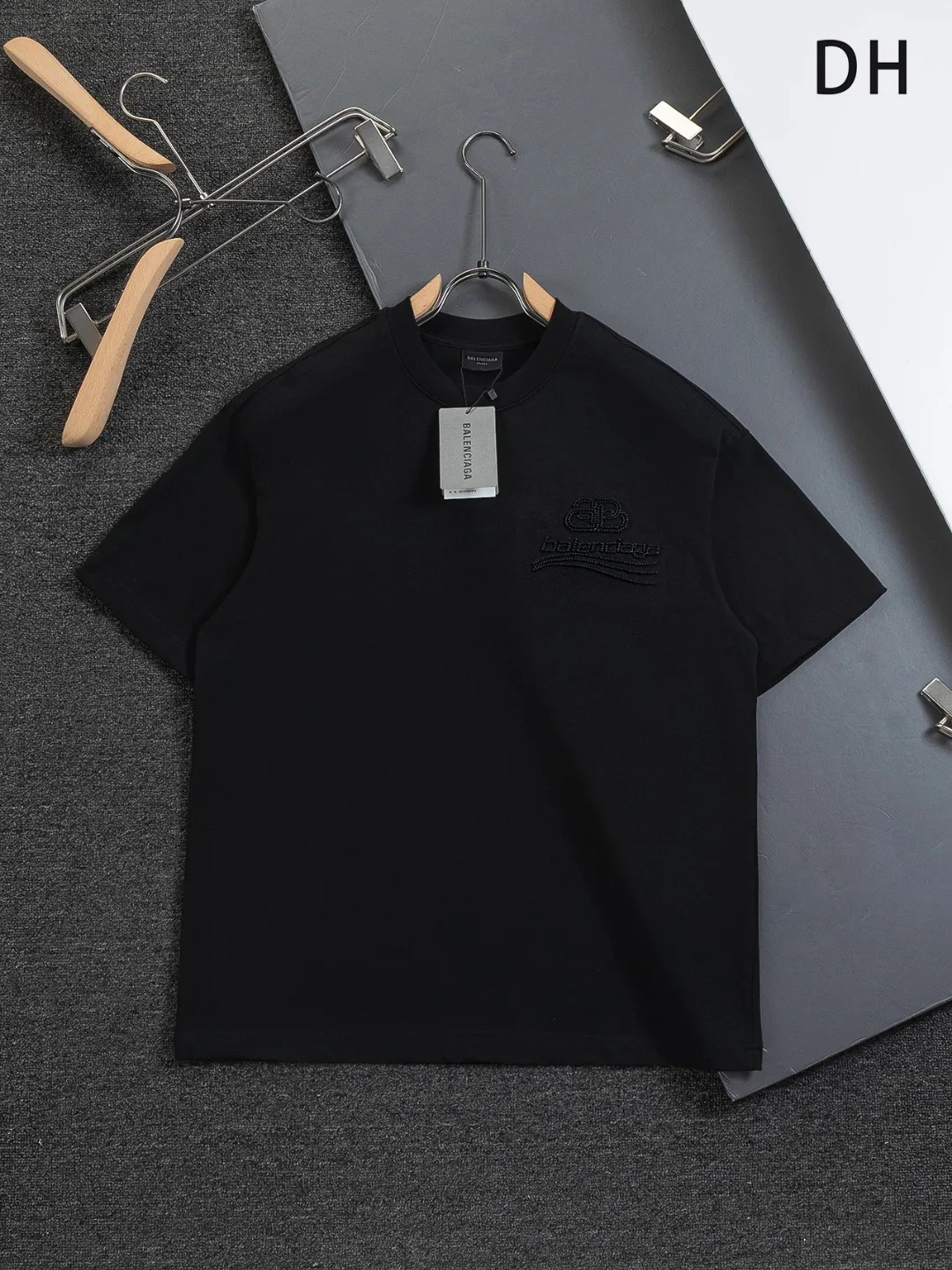 🅿️190 BALENCIAGA Balenciaga Double BB Slightly wide version S-XL 26ss New Year morning product catwalk hot sale🔥 style Hollow double B waves on the front and back 🌊Coke letters🪡 Embroidered logo short-sleeved T-shirt is full of retro flavor Every new product in Paris is bound to set off a fashion wave This one is no exception...🙈🙈The upper body of both men and women is super handsome! The os version is not picky at all, and the high-quality products are rare and sold in limited quantities. Balenciaga's new Be different round neck short-sleeved, basic style casual T-shirt, the overall design is simple and fashionable, very elegant and clean. Made of 100% pure cotton fabric, the upper body is soft and comfortable. The details are just right, not exaggerated, and have a sense of design. This T-shirt is a couple's style that can be worn by both men and women. It is fashionable, versatile and easy to wear! Color: Black White Size: S-XL Size chart: S: Shoulder width 50 - Bust 56 - Clothing length 70 M: Shoulder width 52 - Bust 57 - Clothing length 72 L: Shoulder width 54 - Bust 59 - Clothing length 74 XL: Shoulder width 56 - Bust 62 - Clothing length 76