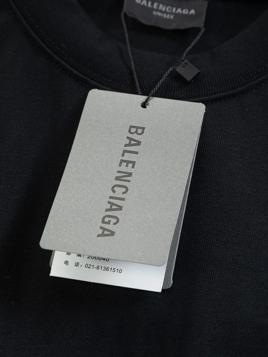 🅿️190 BALENCIAGA Balenciaga Double BB Slightly wide version S-XL 26ss New Year morning product catwalk hot sale🔥 style Hollow double B waves on the front and back 🌊Coke letters🪡 Embroidered logo short-sleeved T-shirt is full of retro flavor Every new product in Paris is bound to set off a fashion wave This one is no exception...🙈🙈The upper body of both men and women is super handsome! The os version is not picky at all, and the high-quality products are rare and sold in limited quantities. Balenciaga's new Be different round neck short-sleeved, basic style casual T-shirt, the overall design is simple and fashionable, very elegant and clean. Made of 100% pure cotton fabric, the upper body is soft and comfortable. The details are just right, not exaggerated, and have a sense of design. This T-shirt is a couple's style that can be worn by both men and women. It is fashionable, versatile and easy to wear! Color: Black White Size: S-XL Size chart: S: Shoulder width 50 - Bust 56 - Clothing length 70 M: Shoulder width 52 - Bust 57 - Clothing length 72 L: Shoulder width 54 - Bust 59 - Clothing length 74 XL: Shoulder width 56 - Bust 62 - Clothing length 76