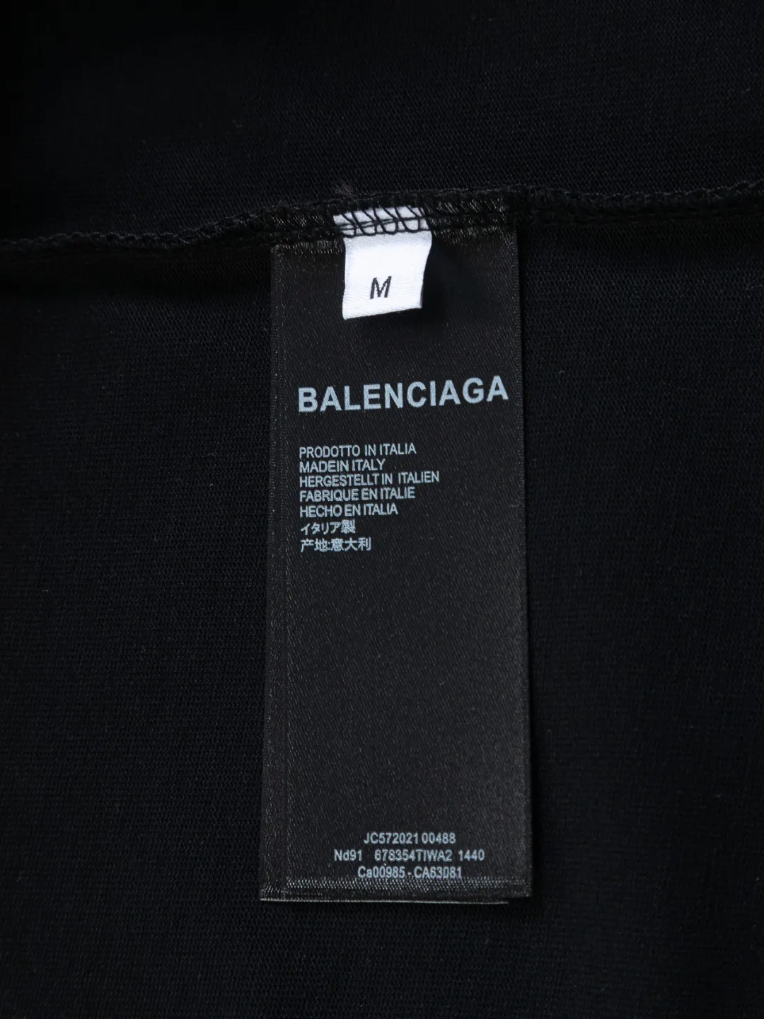 🅿️190 BALENCIAGA Balenciaga Double BB Slightly wide version S-XL 26ss New Year morning product catwalk hot sale🔥 style Hollow double B waves on the front and back 🌊Coke letters🪡 Embroidered logo short-sleeved T-shirt is full of retro flavor Every new product in Paris is bound to set off a fashion wave This one is no exception...🙈🙈The upper body of both men and women is super handsome! The os version is not picky at all, and the high-quality products are rare and sold in limited quantities. Balenciaga's new Be different round neck short-sleeved, basic style casual T-shirt, the overall design is simple and fashionable, very elegant and clean. Made of 100% pure cotton fabric, the upper body is soft and comfortable. The details are just right, not exaggerated, and have a sense of design. This T-shirt is a couple's style that can be worn by both men and women. It is fashionable, versatile and easy to wear! Color: Black White Size: S-XL Size chart: S: Shoulder width 50 - Bust 56 - Clothing length 70 M: Shoulder width 52 - Bust 57 - Clothing length 72 L: Shoulder width 54 - Bust 59 - Clothing length 74 XL: Shoulder width 56 - Bust 62 - Clothing length 76