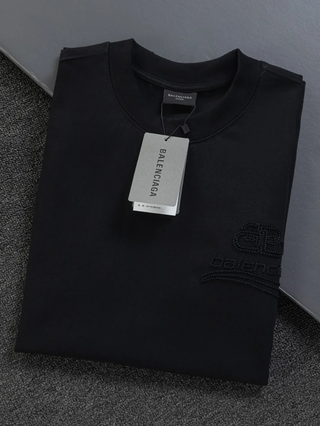 🅿️190 BALENCIAGA Balenciaga Double BB Slightly wide version S-XL 26ss New Year morning product catwalk hot sale🔥 style Hollow double B waves on the front and back 🌊Coke letters🪡 Embroidered logo short-sleeved T-shirt is full of retro flavor Every new product in Paris is bound to set off a fashion wave This one is no exception...🙈🙈The upper body of both men and women is super handsome! The os version is not picky at all, and the high-quality products are rare and sold in limited quantities. Balenciaga's new Be different round neck short-sleeved, basic style casual T-shirt, the overall design is simple and fashionable, very elegant and clean. Made of 100% pure cotton fabric, the upper body is soft and comfortable. The details are just right, not exaggerated, and have a sense of design. This T-shirt is a couple's style that can be worn by both men and women. It is fashionable, versatile and easy to wear! Color: Black White Size: S-XL Size chart: S: Shoulder width 50 - Bust 56 - Clothing length 70 M: Shoulder width 52 - Bust 57 - Clothing length 72 L: Shoulder width 54 - Bust 59 - Clothing length 74 XL: Shoulder width 56 - Bust 62 - Clothing length 76