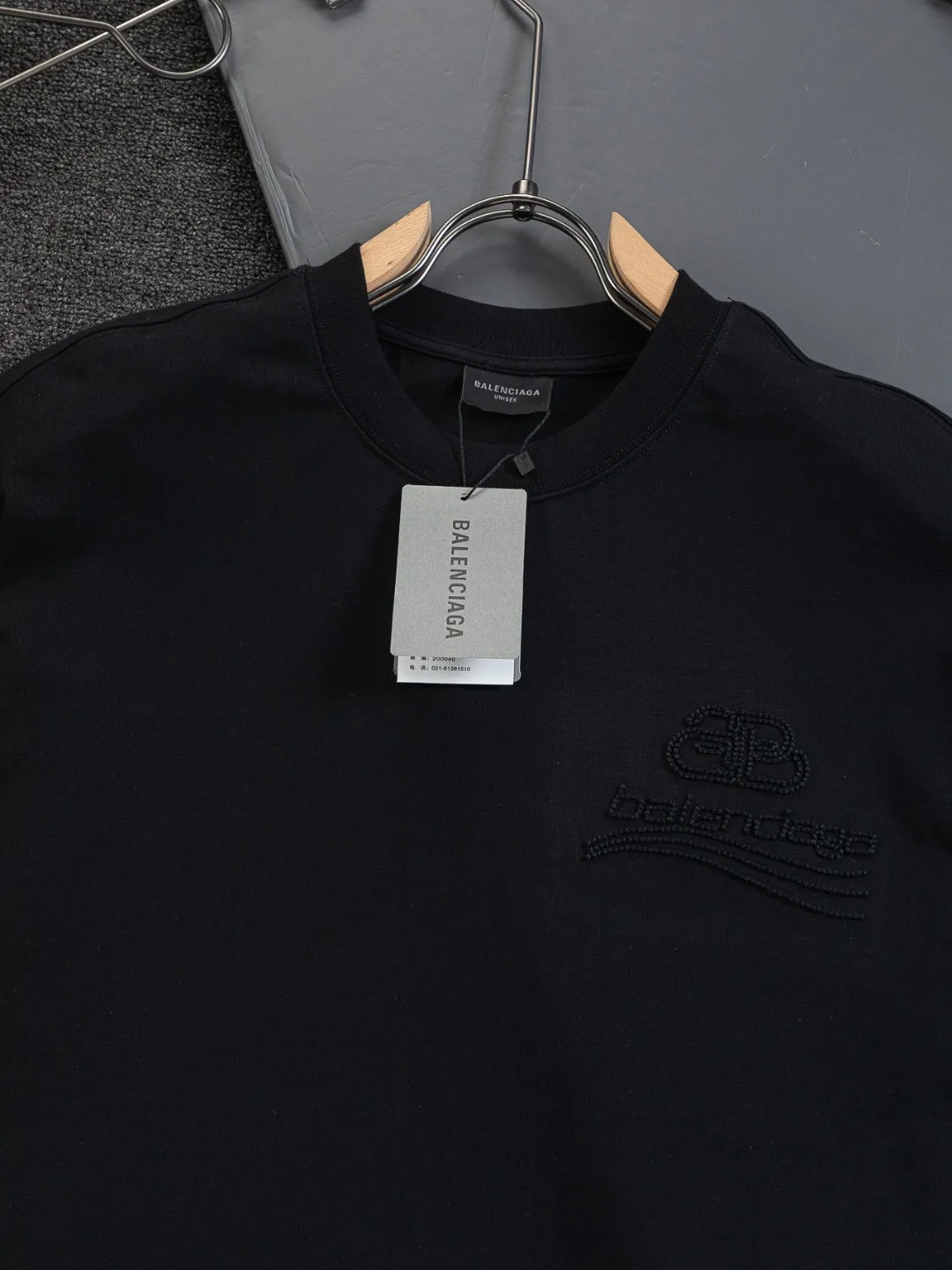 🅿️190 BALENCIAGA Balenciaga Double BB Slightly wide version S-XL 26ss New Year morning product catwalk hot sale🔥 style Hollow double B waves on the front and back 🌊Coke letters🪡 Embroidered logo short-sleeved T-shirt is full of retro flavor Every new product in Paris is bound to set off a fashion wave This one is no exception...🙈🙈The upper body of both men and women is super handsome! The os version is not picky at all, and the high-quality products are rare and sold in limited quantities. Balenciaga's new Be different round neck short-sleeved, basic style casual T-shirt, the overall design is simple and fashionable, very elegant and clean. Made of 100% pure cotton fabric, the upper body is soft and comfortable. The details are just right, not exaggerated, and have a sense of design. This T-shirt is a couple's style that can be worn by both men and women. It is fashionable, versatile and easy to wear! Color: Black White Size: S-XL Size chart: S: Shoulder width 50 - Bust 56 - Clothing length 70 M: Shoulder width 52 - Bust 57 - Clothing length 72 L: Shoulder width 54 - Bust 59 - Clothing length 74 XL: Shoulder width 56 - Bust 62 - Clothing length 76