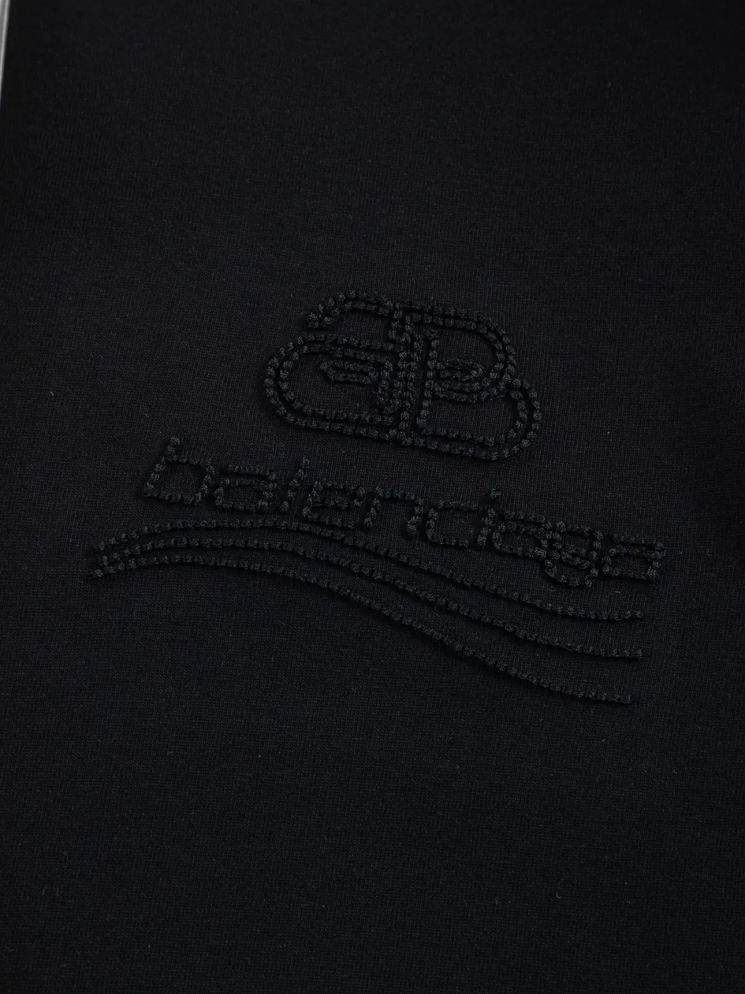 🅿️190 BALENCIAGA Balenciaga Double BB Slightly wide version S-XL 26ss New Year morning product catwalk hot sale🔥 style Hollow double B waves on the front and back 🌊Coke letters🪡 Embroidered logo short-sleeved T-shirt is full of retro flavor Every new product in Paris is bound to set off a fashion wave This one is no exception...🙈🙈The upper body of both men and women is super handsome! The os version is not picky at all, and the high-quality products are rare and sold in limited quantities. Balenciaga's new Be different round neck short-sleeved, basic style casual T-shirt, the overall design is simple and fashionable, very elegant and clean. Made of 100% pure cotton fabric, the upper body is soft and comfortable. The details are just right, not exaggerated, and have a sense of design. This T-shirt is a couple's style that can be worn by both men and women. It is fashionable, versatile and easy to wear! Color: Black White Size: S-XL Size chart: S: Shoulder width 50 - Bust 56 - Clothing length 70 M: Shoulder width 52 - Bust 57 - Clothing length 72 L: Shoulder width 54 - Bust 59 - Clothing length 74 XL: Shoulder width 56 - Bust 62 - Clothing length 76