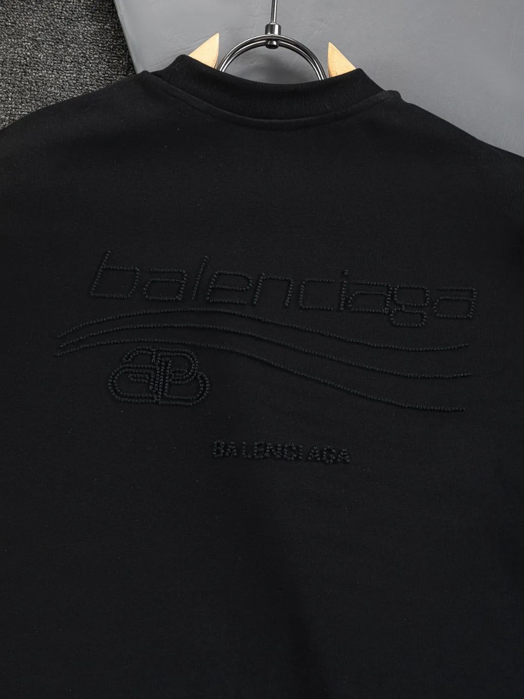 🅿️190 BALENCIAGA Balenciaga Double BB Slightly wide version S-XL 26ss New Year morning product catwalk hot sale🔥 style Hollow double B waves on the front and back 🌊Coke letters🪡 Embroidered logo short-sleeved T-shirt is full of retro flavor Every new product in Paris is bound to set off a fashion wave This one is no exception...🙈🙈The upper body of both men and women is super handsome! The os version is not picky at all, and the high-quality products are rare and sold in limited quantities. Balenciaga's new Be different round neck short-sleeved, basic style casual T-shirt, the overall design is simple and fashionable, very elegant and clean. Made of 100% pure cotton fabric, the upper body is soft and comfortable. The details are just right, not exaggerated, and have a sense of design. This T-shirt is a couple's style that can be worn by both men and women. It is fashionable, versatile and easy to wear! Color: Black White Size: S-XL Size chart: S: Shoulder width 50 - Bust 56 - Clothing length 70 M: Shoulder width 52 - Bust 57 - Clothing length 72 L: Shoulder width 54 - Bust 59 - Clothing length 74 XL: Shoulder width 56 - Bust 62 - Clothing length 76