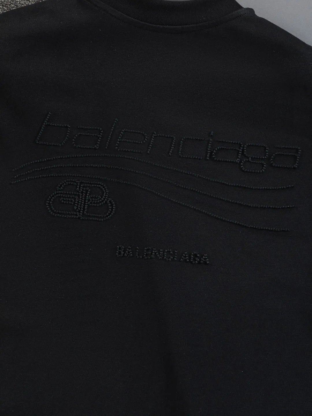 🅿️190 BALENCIAGA Balenciaga Double BB Slightly wide version S-XL 26ss New Year morning product catwalk hot sale🔥 style Hollow double B waves on the front and back 🌊Coke letters🪡 Embroidered logo short-sleeved T-shirt is full of retro flavor Every new product in Paris is bound to set off a fashion wave This one is no exception...🙈🙈The upper body of both men and women is super handsome! The os version is not picky at all, and the high-quality products are rare and sold in limited quantities. Balenciaga's new Be different round neck short-sleeved, basic style casual T-shirt, the overall design is simple and fashionable, very elegant and clean. Made of 100% pure cotton fabric, the upper body is soft and comfortable. The details are just right, not exaggerated, and have a sense of design. This T-shirt is a couple's style that can be worn by both men and women. It is fashionable, versatile and easy to wear! Color: Black White Size: S-XL Size chart: S: Shoulder width 50 - Bust 56 - Clothing length 70 M: Shoulder width 52 - Bust 57 - Clothing length 72 L: Shoulder width 54 - Bust 59 - Clothing length 74 XL: Shoulder width 56 - Bust 62 - Clothing length 76