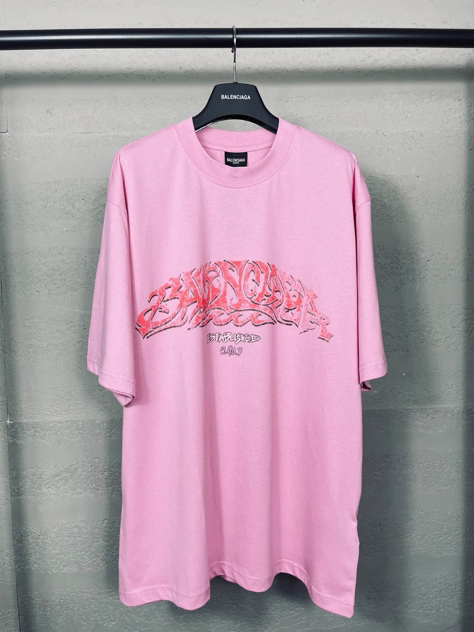 🅿️186 real photos [Top version. Official website quality] BALENCI*GA/Paris. 2024 latest flame graffiti direct-printed short-sleeved T-shirt. Brick cabinet synchronization. ⚠️Difference in market currency. Developed by YB. The fabric is made of Paris ZP custom-woven and dyed 100% cotton double yarn compact cotton. The weight is 260 grams, the cloth surface is clean. The cloth pattern is clear, soft and comfortable. The threads are dyed with no color difference. The front and back printing adopts Kornit direct-injection printing pattern and adopts OS loose shoulder-dropping pattern. Same style for men and women. Code: BL223109 Color: dark gray blue. Pink. White Size: XS to L