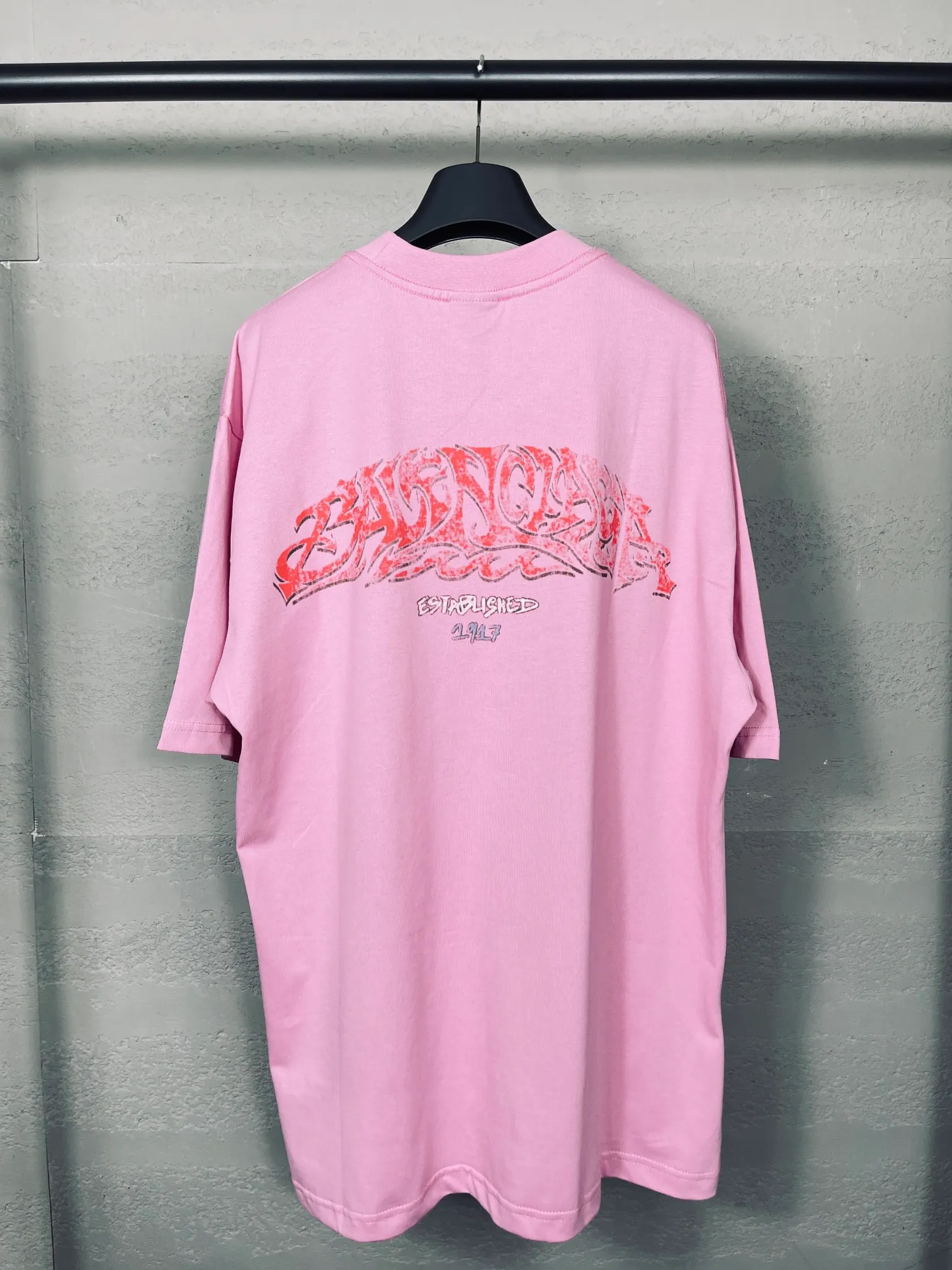 🅿️186 real photos [Top version. Official website quality] BALENCI*GA/Paris. 2024 latest flame graffiti direct-printed short-sleeved T-shirt. Brick cabinet synchronization. ⚠️Difference in market currency. Developed by YB. The fabric is made of Paris ZP custom-woven and dyed 100% cotton double yarn compact cotton. The weight is 260 grams, the cloth surface is clean. The cloth pattern is clear, soft and comfortable. The threads are dyed with no color difference. The front and back printing adopts Kornit direct-injection printing pattern and adopts OS loose shoulder-dropping pattern. Same style for men and women. Code: BL223109 Color: dark gray blue. Pink. White Size: XS to L