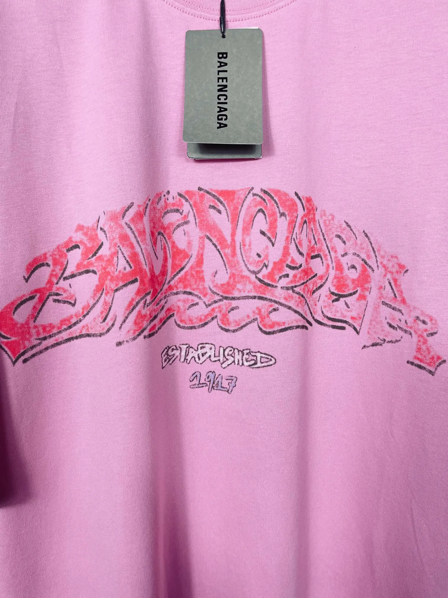 🅿️186 real photos [Top version. Official website quality] BALENCI*GA/Paris. 2024 latest flame graffiti direct-printed short-sleeved T-shirt. Brick cabinet synchronization. ⚠️Difference in market currency. Developed by YB. The fabric is made of Paris ZP custom-woven and dyed 100% cotton double yarn compact cotton. The weight is 260 grams, the cloth surface is clean. The cloth pattern is clear, soft and comfortable. The threads are dyed with no color difference. The front and back printing adopts Kornit direct-injection printing pattern and adopts OS loose shoulder-dropping pattern. Same style for men and women. Code: BL223109 Color: dark gray blue. Pink. White Size: XS to L