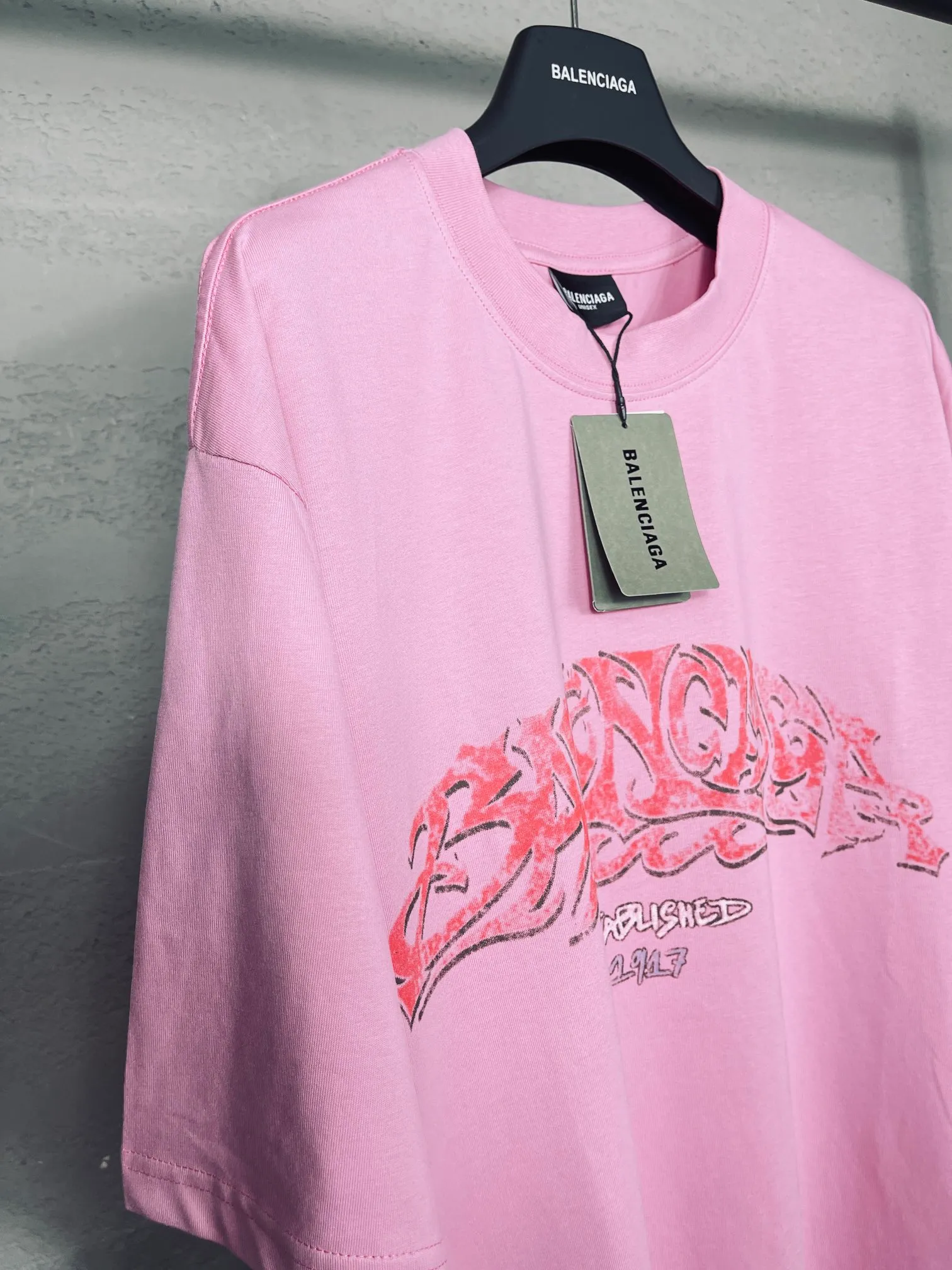 🅿️186 real photos [Top version. Official website quality] BALENCI*GA/Paris. 2024 latest flame graffiti direct-printed short-sleeved T-shirt. Brick cabinet synchronization. ⚠️Difference in market currency. Developed by YB. The fabric is made of Paris ZP custom-woven and dyed 100% cotton double yarn compact cotton. The weight is 260 grams, the cloth surface is clean. The cloth pattern is clear, soft and comfortable. The threads are dyed with no color difference. The front and back printing adopts Kornit direct-injection printing pattern and adopts OS loose shoulder-dropping pattern. Same style for men and women. Code: BL223109 Color: dark gray blue. Pink. White Size: XS to L