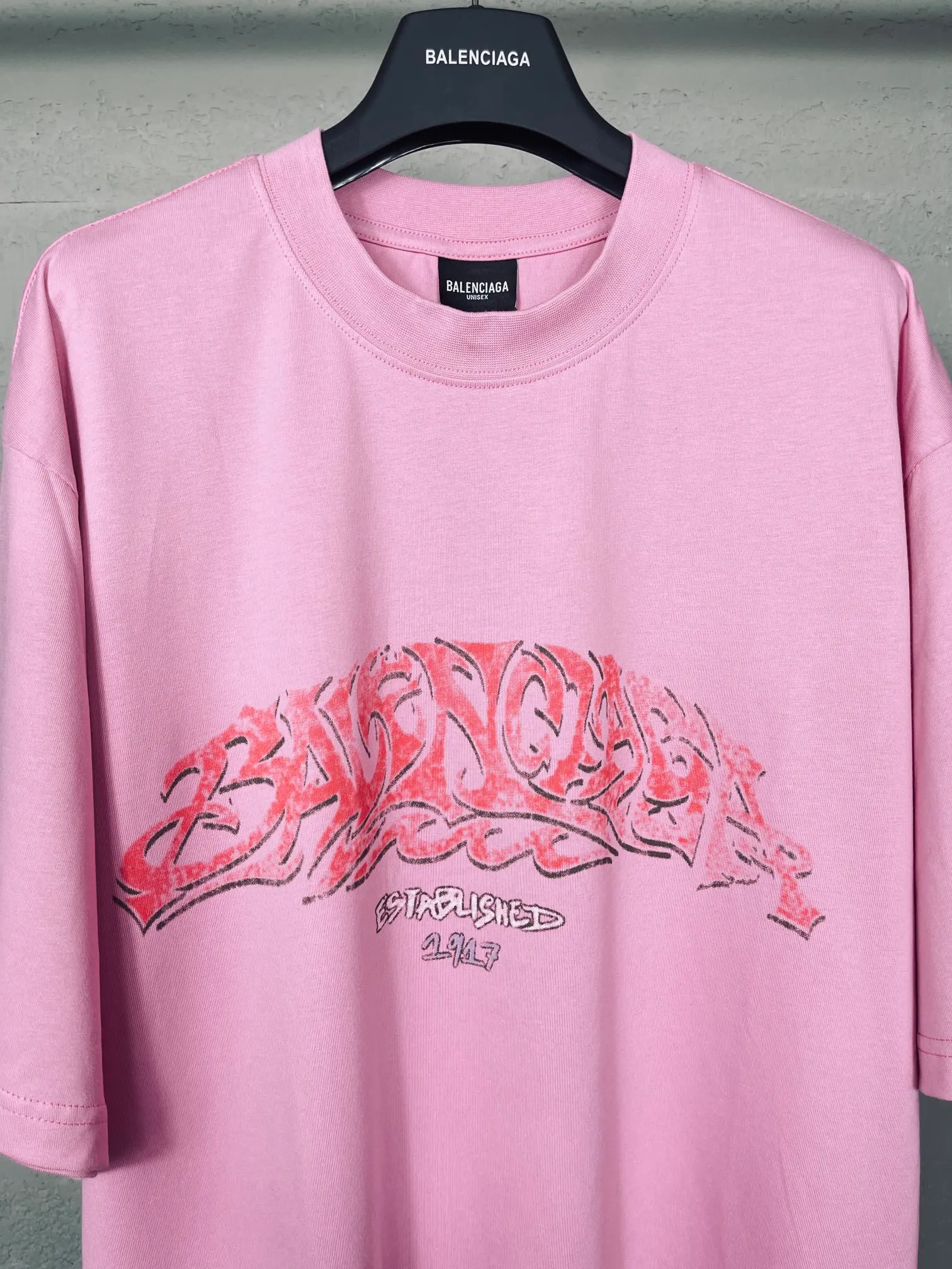 🅿️186 real photos [Top version. Official website quality] BALENCI*GA/Paris. 2024 latest flame graffiti direct-printed short-sleeved T-shirt. Brick cabinet synchronization. ⚠️Difference in market currency. Developed by YB. The fabric is made of Paris ZP custom-woven and dyed 100% cotton double yarn compact cotton. The weight is 260 grams, the cloth surface is clean. The cloth pattern is clear, soft and comfortable. The threads are dyed with no color difference. The front and back printing adopts Kornit direct-injection printing pattern and adopts OS loose shoulder-dropping pattern. Same style for men and women. Code: BL223109 Color: dark gray blue. Pink. White Size: XS to L