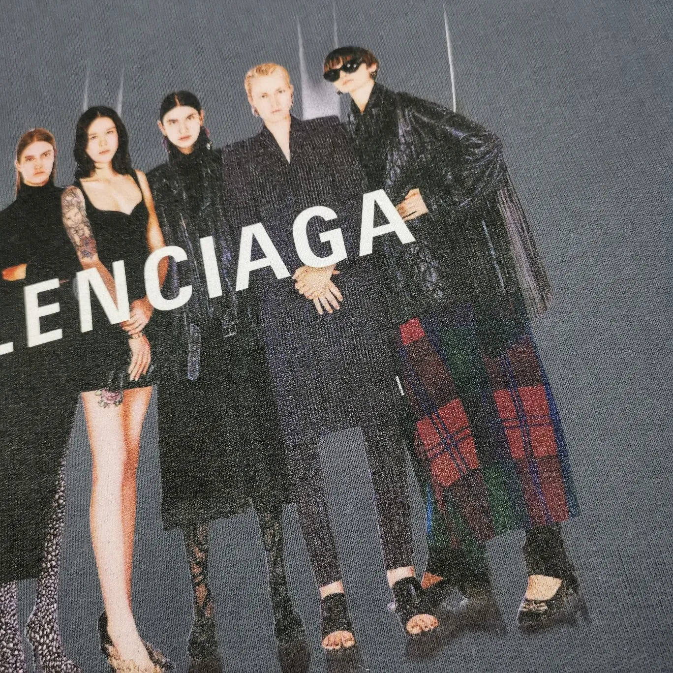 The gray details of the band are supplemented - the certified version of BALENCIAGA Balenciaga portrait band B's hooded sweatshirt 1:1 restored replica version is a popular hot item in ins Xiaohongshu and a popular recommendation from Internet celebrity bloggers. The fabric is made of 480 grams of large terry cotton fabric and has been pre-shrunk to a weight of about 520 grams. The original version is purchased and patterned, and the positioning and cutting process is used! Pure version! The imported Israeli Kornit digital direct-injection printing technology makes the reflection of characters three-dimensional and real. This is also the first place to look for identification. I make every piece of clothing with conscience and strive for excellence in every aspect. Just to sell a piece of clothing and retain a customer. Although our products are a little more expensive than others, the expensive money is kept in the clothes and is definitely not imported into my pocket.  Customized washable labels, bag labels, and collar labels. Can reach professional level.  Restore the 1:1 replica craftsmanship! B's new early autumn series, a very high-end series of single items for men and women!  Size: XS-L Color: Gray P:450