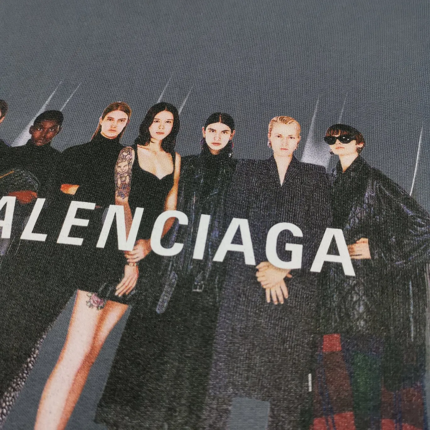 The gray details of the band are supplemented - the certified version of BALENCIAGA Balenciaga portrait band B's hooded sweatshirt 1:1 restored replica version is a popular hot item in ins Xiaohongshu and a popular recommendation from Internet celebrity bloggers. The fabric is made of 480 grams of large terry cotton fabric and has been pre-shrunk to a weight of about 520 grams. The original version is purchased and patterned, and the positioning and cutting process is used! Pure version! The imported Israeli Kornit digital direct-injection printing technology makes the reflection of characters three-dimensional and real. This is also the first place to look for identification. I make every piece of clothing with conscience and strive for excellence in every aspect. Just to sell a piece of clothing and retain a customer. Although our products are a little more expensive than others, the expensive money is kept in the clothes and is definitely not imported into my pocket.  Customized washable labels, bag labels, and collar labels. Can reach professional level.  Restore the 1:1 replica craftsmanship! B's new early autumn series, a very high-end series of single items for men and women!  Size: XS-L Color: Gray P:450