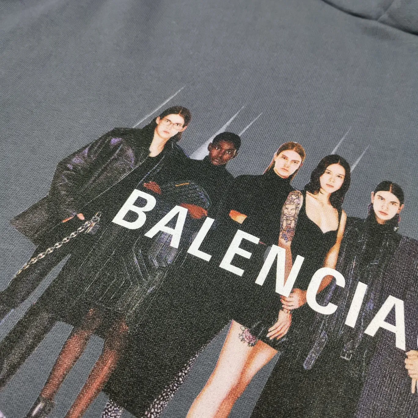 The gray details of the band are supplemented - the certified version of BALENCIAGA Balenciaga portrait band B's hooded sweatshirt 1:1 restored replica version is a popular hot item in ins Xiaohongshu and a popular recommendation from Internet celebrity bloggers. The fabric is made of 480 grams of large terry cotton fabric and has been pre-shrunk to a weight of about 520 grams. The original version is purchased and patterned, and the positioning and cutting process is used! Pure version! The imported Israeli Kornit digital direct-injection printing technology makes the reflection of characters three-dimensional and real. This is also the first place to look for identification. I make every piece of clothing with conscience and strive for excellence in every aspect. Just to sell a piece of clothing and retain a customer. Although our products are a little more expensive than others, the expensive money is kept in the clothes and is definitely not imported into my pocket.  Customized washable labels, bag labels, and collar labels. Can reach professional level.  Restore the 1:1 replica craftsmanship! B's new early autumn series, a very high-end series of single items for men and women!  Size: XS-L Color: Gray P:450