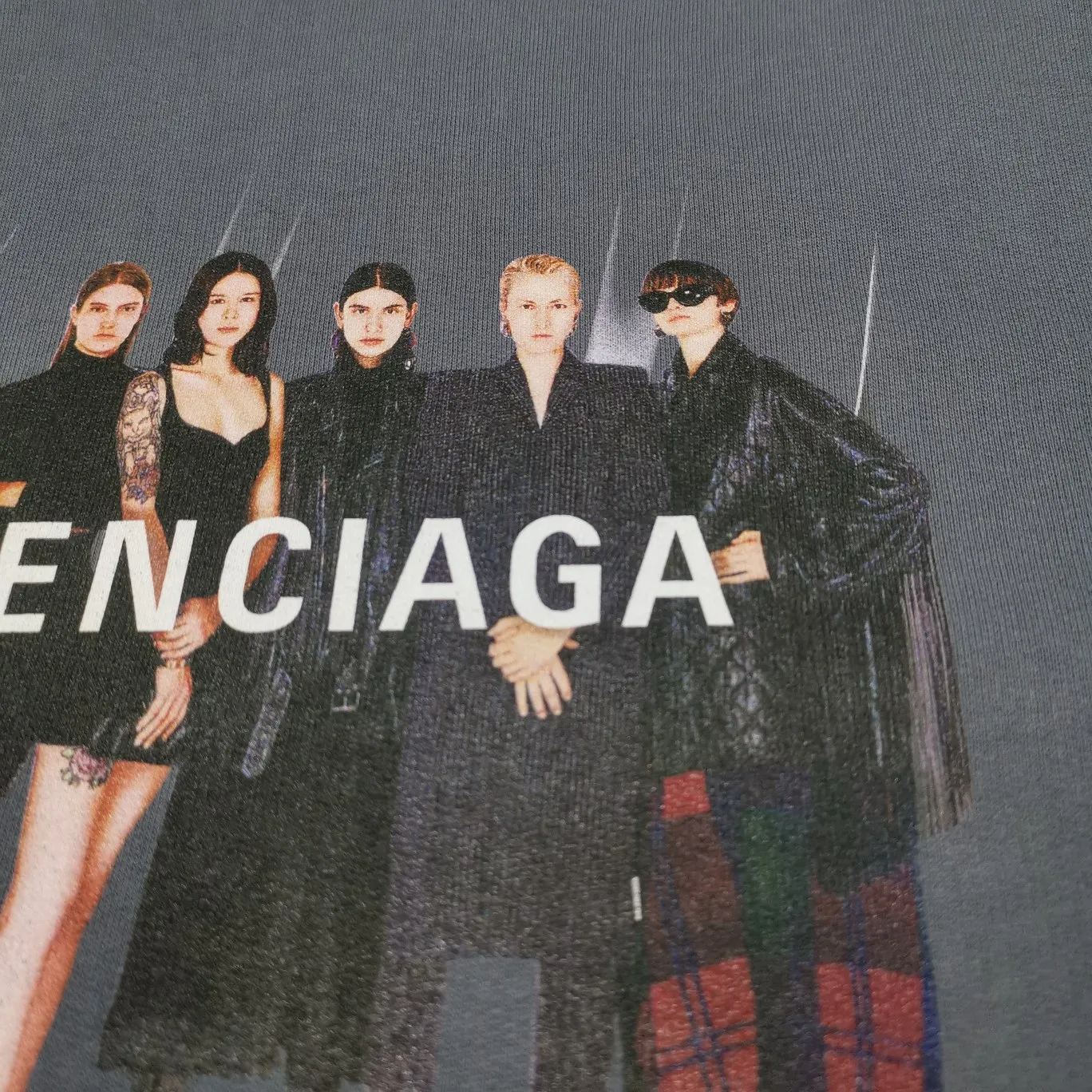 The gray details of the band are supplemented - the certified version of BALENCIAGA Balenciaga portrait band B's hooded sweatshirt 1:1 restored replica version is a popular hot item in ins Xiaohongshu and a popular recommendation from Internet celebrity bloggers. The fabric is made of 480 grams of large terry cotton fabric and has been pre-shrunk to a weight of about 520 grams. The original version is purchased and patterned, and the positioning and cutting process is used! Pure version! The imported Israeli Kornit digital direct-injection printing technology makes the reflection of characters three-dimensional and real. This is also the first place to look for identification. I make every piece of clothing with conscience and strive for excellence in every aspect. Just to sell a piece of clothing and retain a customer. Although our products are a little more expensive than others, the expensive money is kept in the clothes and is definitely not imported into my pocket.  Customized washable labels, bag labels, and collar labels. Can reach professional level.  Restore the 1:1 replica craftsmanship! B's new early autumn series, a very high-end series of single items for men and women!  Size: XS-L Color: Gray P:450