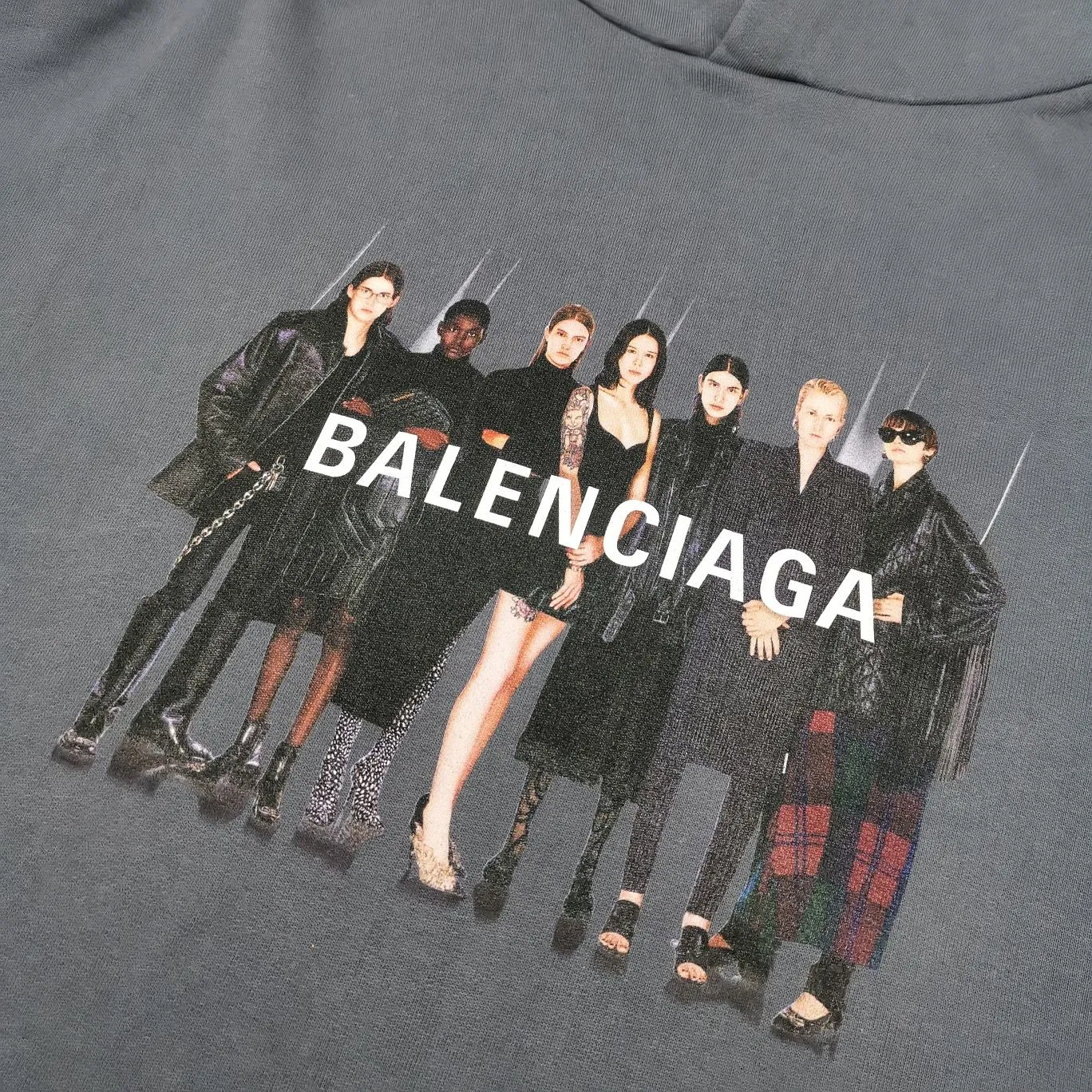 The gray details of the band are supplemented - the certified version of BALENCIAGA Balenciaga portrait band B's hooded sweatshirt 1:1 restored replica version is a popular hot item in ins Xiaohongshu and a popular recommendation from Internet celebrity bloggers. The fabric is made of 480 grams of large terry cotton fabric and has been pre-shrunk to a weight of about 520 grams. The original version is purchased and patterned, and the positioning and cutting process is used! Pure version! The imported Israeli Kornit digital direct-injection printing technology makes the reflection of characters three-dimensional and real. This is also the first place to look for identification. I make every piece of clothing with conscience and strive for excellence in every aspect. Just to sell a piece of clothing and retain a customer. Although our products are a little more expensive than others, the expensive money is kept in the clothes and is definitely not imported into my pocket.  Customized washable labels, bag labels, and collar labels. Can reach professional level.  Restore the 1:1 replica craftsmanship! B's new early autumn series, a very high-end series of single items for men and women!  Size: XS-L Color: Gray P:450