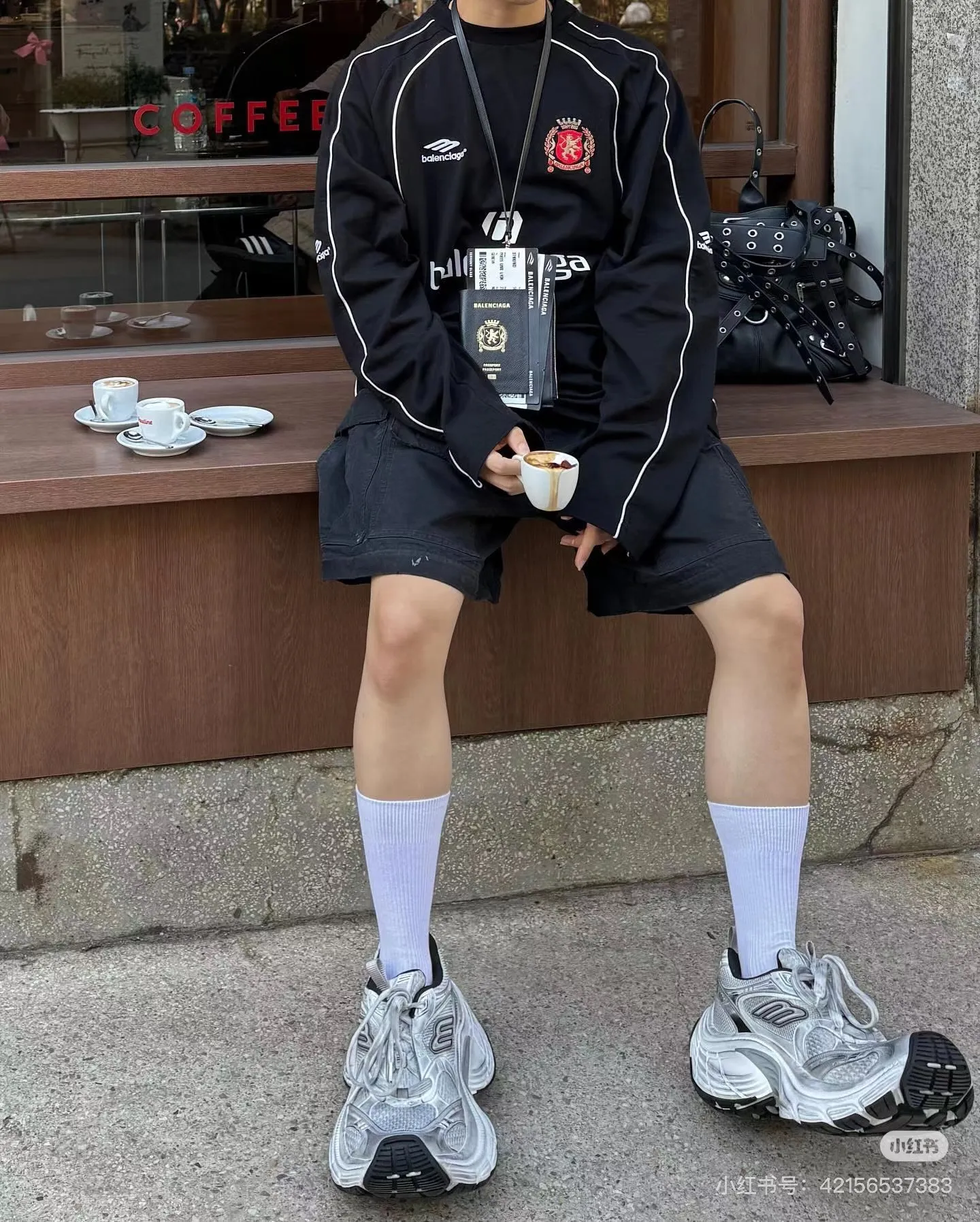 ♻️💯Refer to the model picture for the upper body❤️The top version of Balenciaga, Manchester United 24s spliced jersey limited long sleeves, 380 grams weight, different from the low weight on the market, the os version is really charming, Balenciaga is really the best, each season's new version is to the extreme, very practical, easy to wear, 100% cotton, using 26 double yarns Made of imported knitted carded cotton, the thickness is moderate, drapey and contoured, and the upper body is comfortable!! It is very tolerant for fat body types, and you can lose five pounds instantly when wearing it! Front panel splicing elements embroidery imported Tajima high-density heavy-duty embroidery technology. The font is three-dimensional and full. The back panel and front panel are made of direct-injection digital printing environmentally friendly glue material, mechanized printing process. Mechanical printing has high precision, high positioning accuracy and strong quality stability. The neck strap is made of pure cotton and is one-piece. There is no color difference. The oversize version has become the focus of the trend in the past two years. The progressive fashion of the times also needs fresh elements and the blood impact of trendy designs to continue its glory! It is very fashionable to wear inside and outside, a must-have for high street travel. Color: White Black Size: XS-L P:360