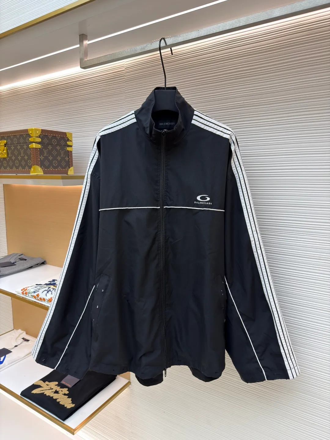 Balenciaga five-stripe jacket ●Original version: Purchased and developed by 9627 ●Item number: 1681130-B55 ●Fabric: nylon fabric ●Technology: embroidery production ●Version: Loose version ●Weight: about 605 grams ●Size: 44-46-48 ●Description: The fabric is made of high-quality 200D nylon cotton fabric. The inner mesh is more breathable and comfortable. It is different from ready-made fabrics on the market. It is three times the price of ordinary fabrics on the market. The embroidery adopts imported Behringer, precise operation with thousands of needle density, hardware accessories, and zipper slider mold opening and customization. The overall wiring is straight and delicate, the fabric is comfortable and soft, and the color is consistent without color difference. It can be matched with the same style to create a fashionable look and control various occasions. Customized accessories, complete with three standards, same style for men and women!