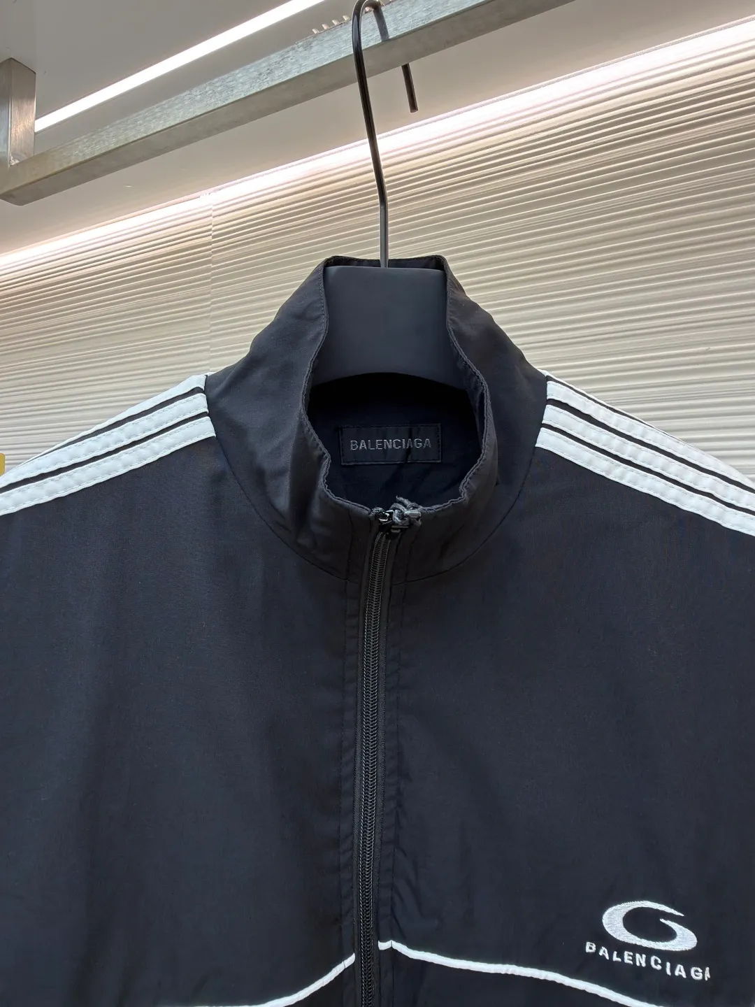 Balenciaga five-stripe jacket ●Original version: Purchased and developed by 9627 ●Item number: 1681130-B55 ●Fabric: nylon fabric ●Technology: embroidery production ●Version: Loose version ●Weight: about 605 grams ●Size: 44-46-48 ●Description: The fabric is made of high-quality 200D nylon cotton fabric. The inner mesh is more breathable and comfortable. It is different from ready-made fabrics on the market. It is three times the price of ordinary fabrics on the market. The embroidery adopts imported Behringer, precise operation with thousands of needle density, hardware accessories, and zipper slider mold opening and customization. The overall wiring is straight and delicate, the fabric is comfortable and soft, and the color is consistent without color difference. It can be matched with the same style to create a fashionable look and control various occasions. Customized accessories, complete with three standards, same style for men and women!