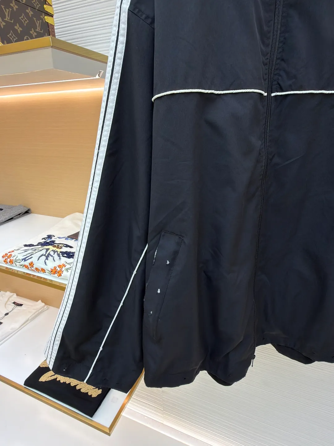 Balenciaga five-stripe jacket ●Original version: Purchased and developed by 9627 ●Item number: 1681130-B55 ●Fabric: nylon fabric ●Technology: embroidery production ●Version: Loose version ●Weight: about 605 grams ●Size: 44-46-48 ●Description: The fabric is made of high-quality 200D nylon cotton fabric. The inner mesh is more breathable and comfortable. It is different from ready-made fabrics on the market. It is three times the price of ordinary fabrics on the market. The embroidery adopts imported Behringer, precise operation with thousands of needle density, hardware accessories, and zipper slider mold opening and customization. The overall wiring is straight and delicate, the fabric is comfortable and soft, and the color is consistent without color difference. It can be matched with the same style to create a fashionable look and control various occasions. Customized accessories, complete with three standards, same style for men and women!
