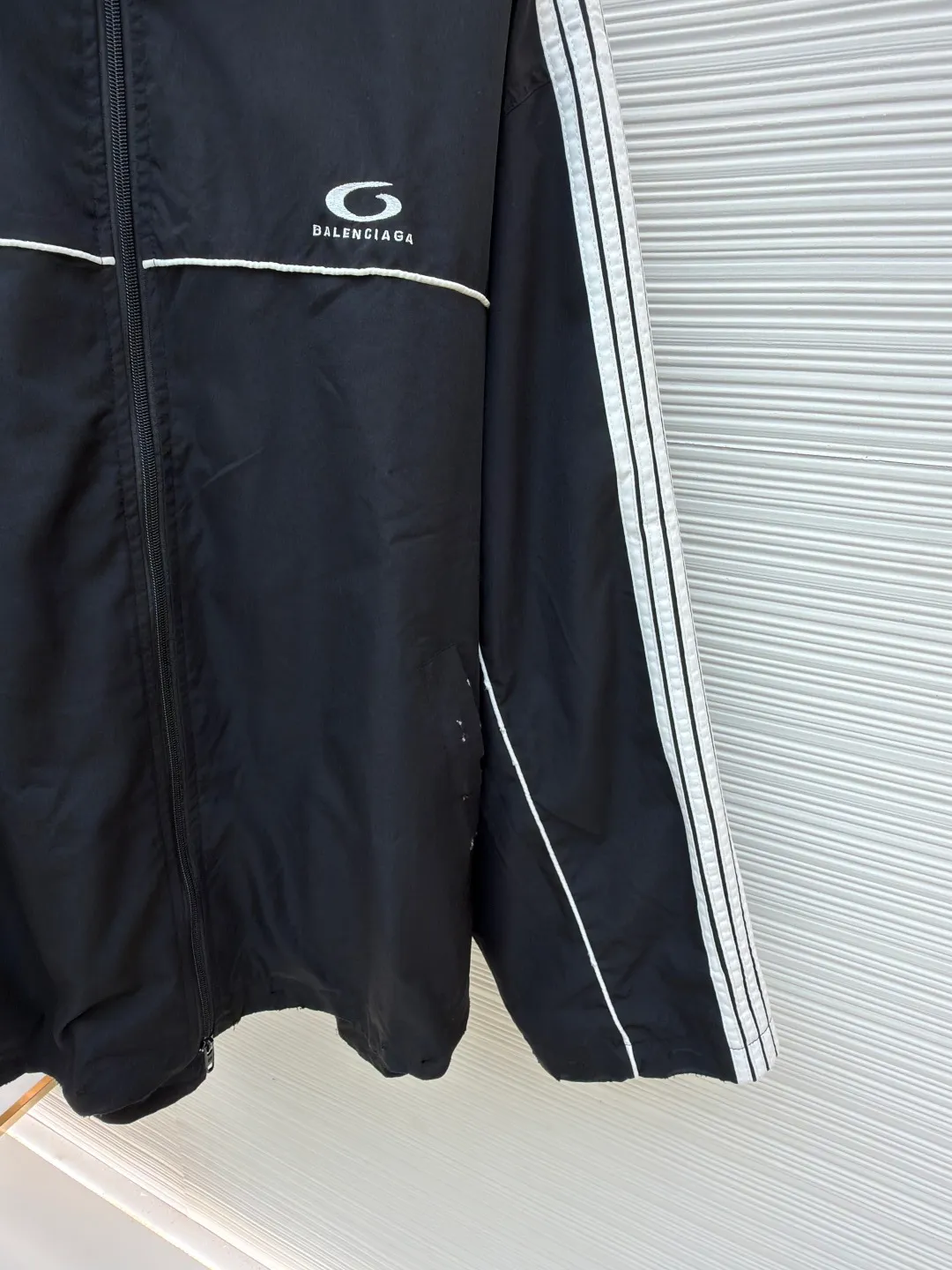 Balenciaga five-stripe jacket ●Original version: Purchased and developed by 9627 ●Item number: 1681130-B55 ●Fabric: nylon fabric ●Technology: embroidery production ●Version: Loose version ●Weight: about 605 grams ●Size: 44-46-48 ●Description: The fabric is made of high-quality 200D nylon cotton fabric. The inner mesh is more breathable and comfortable. It is different from ready-made fabrics on the market. It is three times the price of ordinary fabrics on the market. The embroidery adopts imported Behringer, precise operation with thousands of needle density, hardware accessories, and zipper slider mold opening and customization. The overall wiring is straight and delicate, the fabric is comfortable and soft, and the color is consistent without color difference. It can be matched with the same style to create a fashionable look and control various occasions. Customized accessories, complete with three standards, same style for men and women!