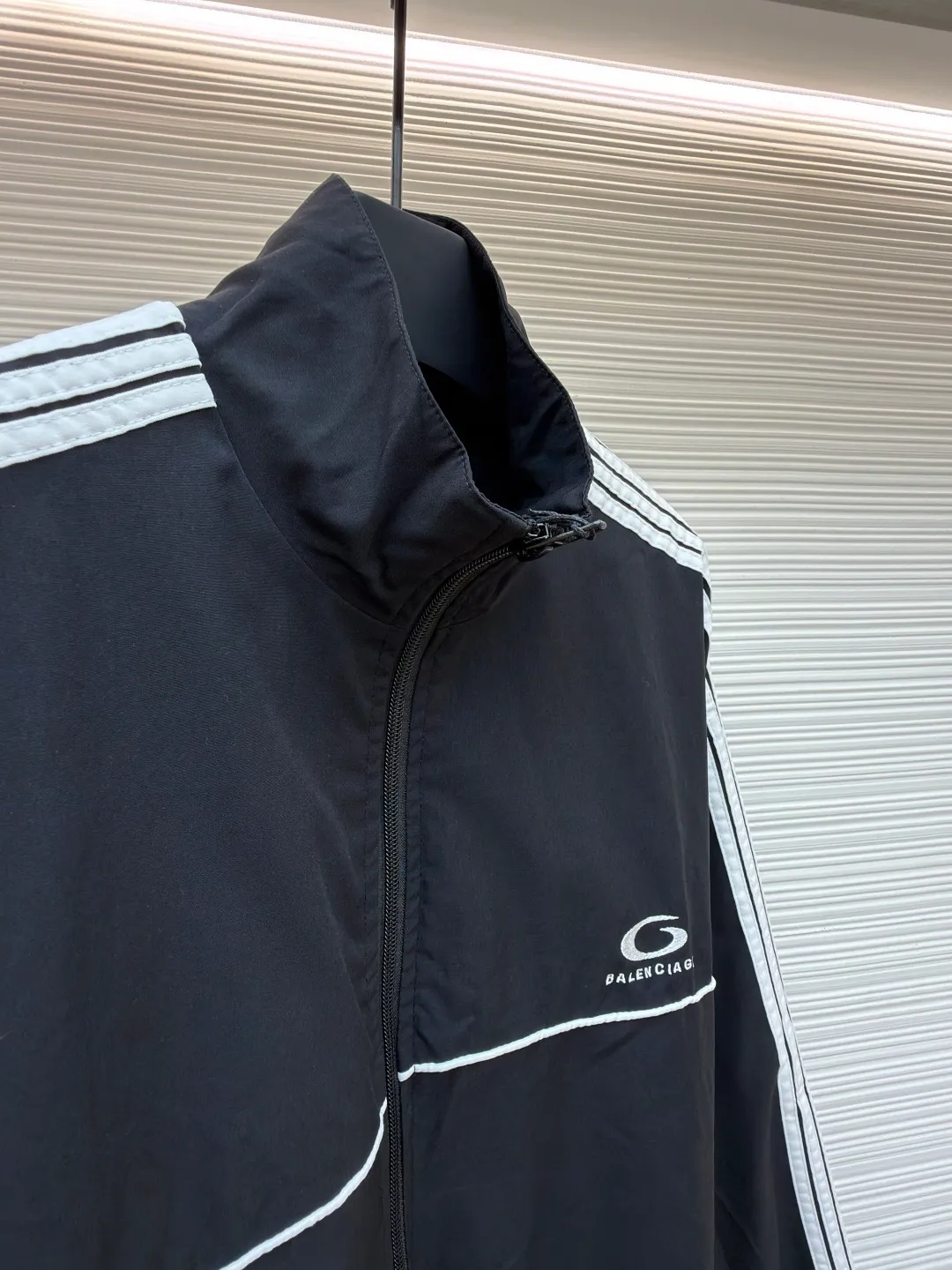 Balenciaga five-stripe jacket ●Original version: Purchased and developed by 9627 ●Item number: 1681130-B55 ●Fabric: nylon fabric ●Technology: embroidery production ●Version: Loose version ●Weight: about 605 grams ●Size: 44-46-48 ●Description: The fabric is made of high-quality 200D nylon cotton fabric. The inner mesh is more breathable and comfortable. It is different from ready-made fabrics on the market. It is three times the price of ordinary fabrics on the market. The embroidery adopts imported Behringer, precise operation with thousands of needle density, hardware accessories, and zipper slider mold opening and customization. The overall wiring is straight and delicate, the fabric is comfortable and soft, and the color is consistent without color difference. It can be matched with the same style to create a fashionable look and control various occasions. Customized accessories, complete with three standards, same style for men and women!