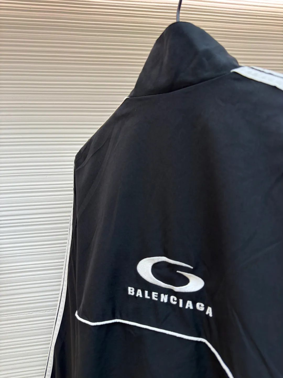 Balenciaga five-stripe jacket ●Original version: Purchased and developed by 9627 ●Item number: 1681130-B55 ●Fabric: nylon fabric ●Technology: embroidery production ●Version: Loose version ●Weight: about 605 grams ●Size: 44-46-48 ●Description: The fabric is made of high-quality 200D nylon cotton fabric. The inner mesh is more breathable and comfortable. It is different from ready-made fabrics on the market. It is three times the price of ordinary fabrics on the market. The embroidery adopts imported Behringer, precise operation with thousands of needle density, hardware accessories, and zipper slider mold opening and customization. The overall wiring is straight and delicate, the fabric is comfortable and soft, and the color is consistent without color difference. It can be matched with the same style to create a fashionable look and control various occasions. Customized accessories, complete with three standards, same style for men and women!