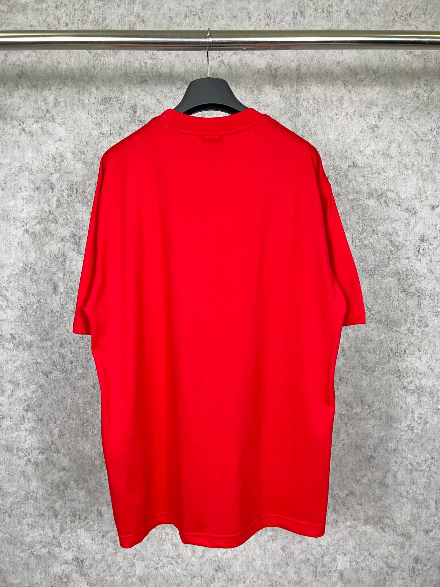 🅿️166 Real photos [Top version. Official website quality] BALENCI*GA/Paris BALENCI*GA# 2023 spring and summer new style, front-print reverse mirror LOGO short-sleeved T-shirt. 2023 spring and summer new product. Brick cabinet synchronization. The fabric is made of Paris ZP custom-woven and dyed 100% cotton double yarn compact cotton. The weight is 260 grams, the cloth surface is clean. The cloth pattern is clear. Soft and comfortable. Good color fastness. Not easy to change color. The threads are woven and dyed with no color difference. The printing uses imported environmentally friendly rubber paddles, precision stencils, fine LOGO letters, clear letters, no burrs, and a three-dimensional effect. Restore brick cabinet. The version adopts OS loose shoulder version. Same style for men and women. Code: BL223081 Color: black, light gray, red. Size: XS to L