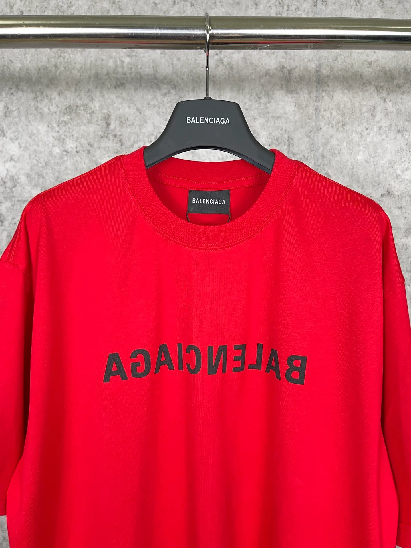 🅿️166 Real photos [Top version. Official website quality] BALENCI*GA/Paris BALENCI*GA# 2023 spring and summer new style, front-print reverse mirror LOGO short-sleeved T-shirt. 2023 spring and summer new product. Brick cabinet synchronization. The fabric is made of Paris ZP custom-woven and dyed 100% cotton double yarn compact cotton. The weight is 260 grams, the cloth surface is clean. The cloth pattern is clear. Soft and comfortable. Good color fastness. Not easy to change color. The threads are woven and dyed with no color difference. The printing uses imported environmentally friendly rubber paddles, precision stencils, fine LOGO letters, clear letters, no burrs, and a three-dimensional effect. Restore brick cabinet. The version adopts OS loose shoulder version. Same style for men and women. Code: BL223081 Color: black, light gray, red. Size: XS to L