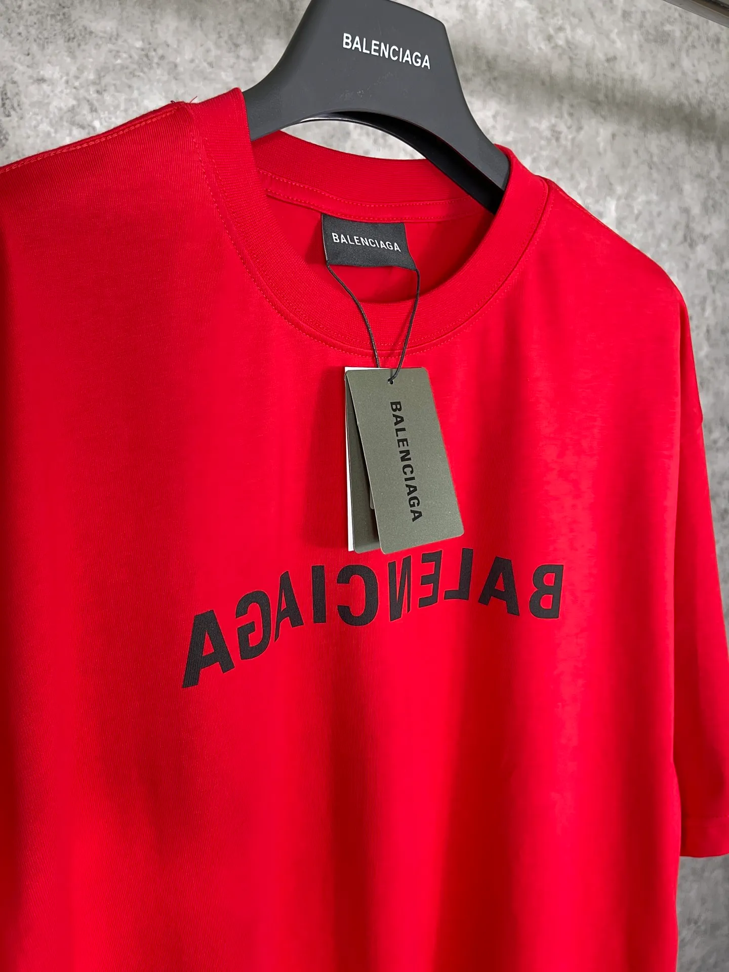 🅿️166 Real photos [Top version. Official website quality] BALENCI*GA/Paris BALENCI*GA# 2023 spring and summer new style, front-print reverse mirror LOGO short-sleeved T-shirt. 2023 spring and summer new product. Brick cabinet synchronization. The fabric is made of Paris ZP custom-woven and dyed 100% cotton double yarn compact cotton. The weight is 260 grams, the cloth surface is clean. The cloth pattern is clear. Soft and comfortable. Good color fastness. Not easy to change color. The threads are woven and dyed with no color difference. The printing uses imported environmentally friendly rubber paddles, precision stencils, fine LOGO letters, clear letters, no burrs, and a three-dimensional effect. Restore brick cabinet. The version adopts OS loose shoulder version. Same style for men and women. Code: BL223081 Color: black, light gray, red. Size: XS to L